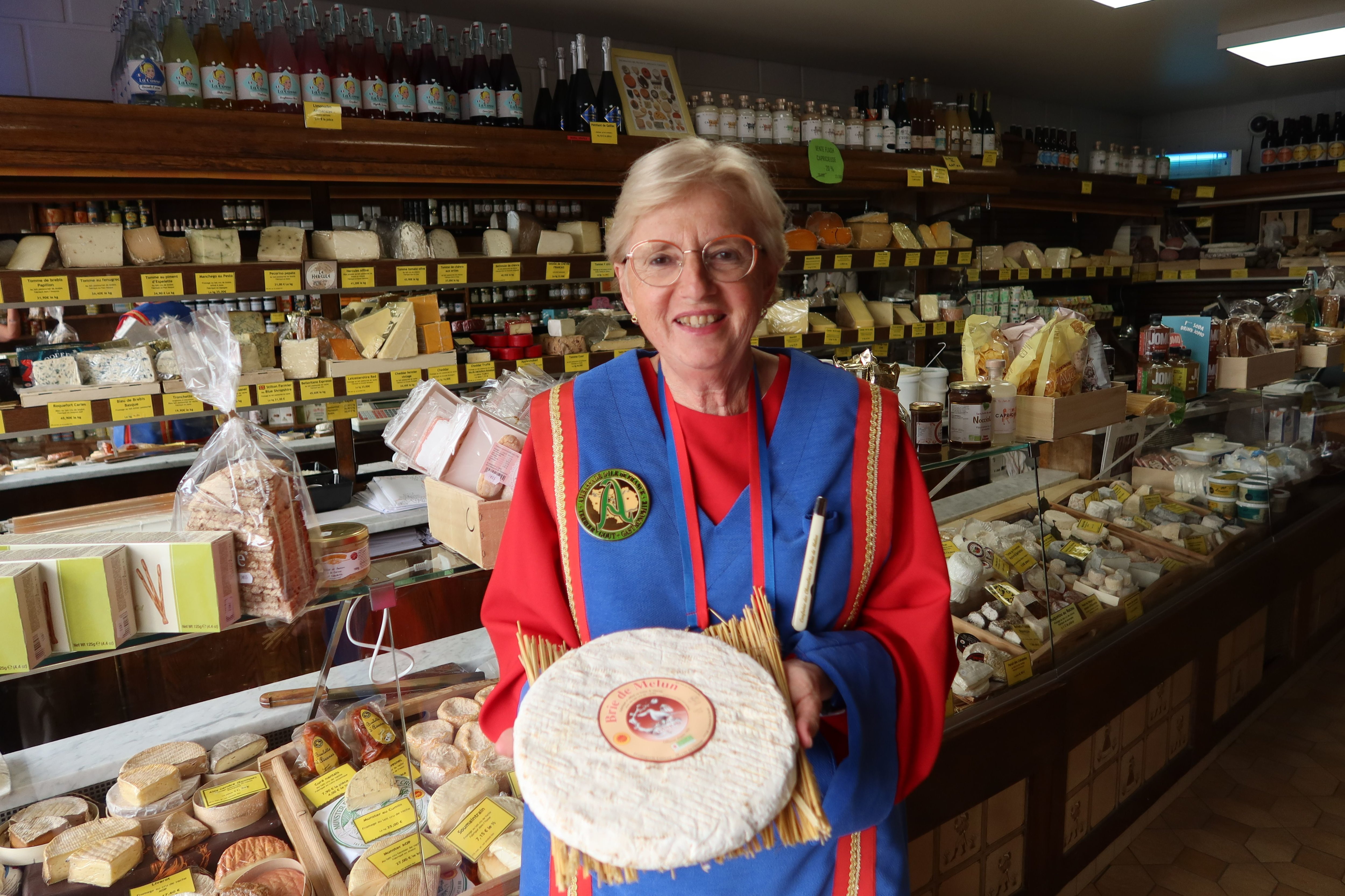 Le fromage AOP, ici porté par Marie-Christine Strauss, secrétaire générale adjointe de la Confrérie des chevaliers du brie de Melun, sera le roi des fromages ce samedi dans la ville-préfecture. LP/Sophie Bordier