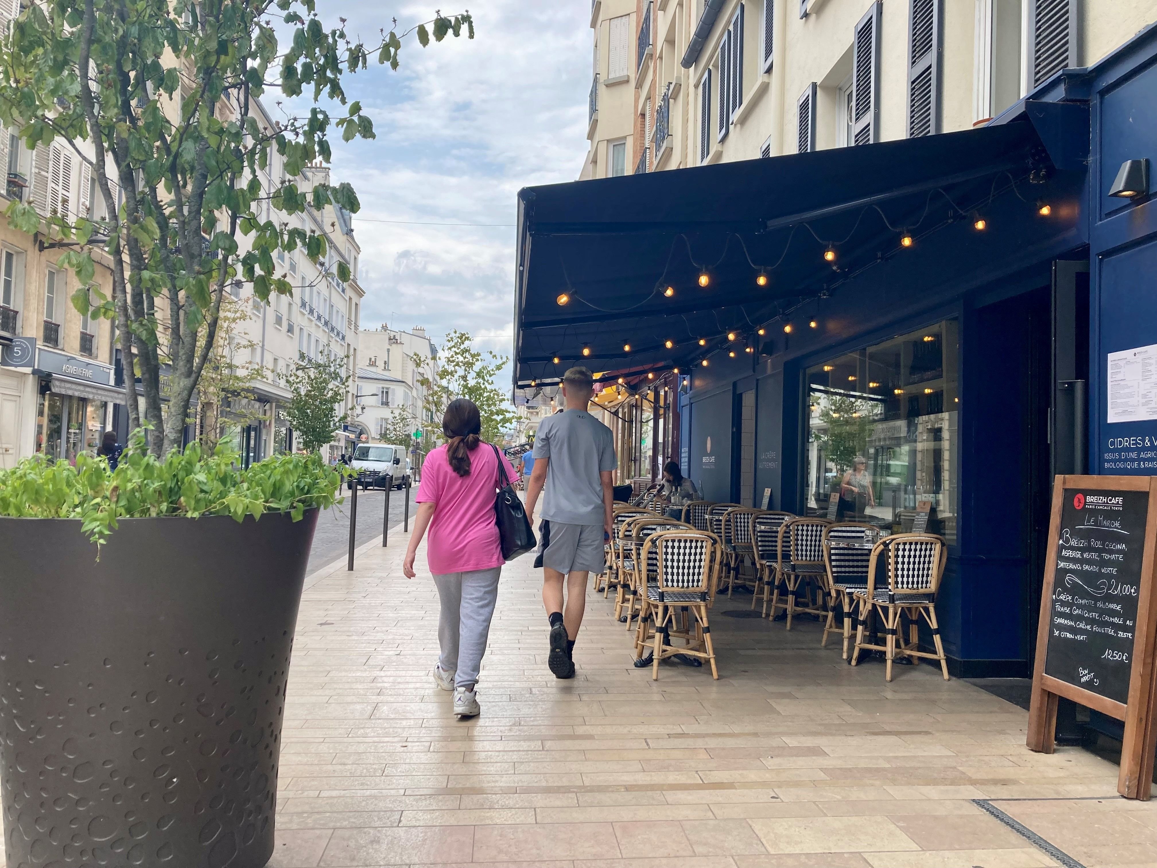 Vincennes (Val-de-Marne), le 20 juin. « Avec des trottoirs élargis, c’est plus agréable pour nos clients », approuve un serveur à la suite de la piétonnisation de certaines rues. LP/Agnès Vives