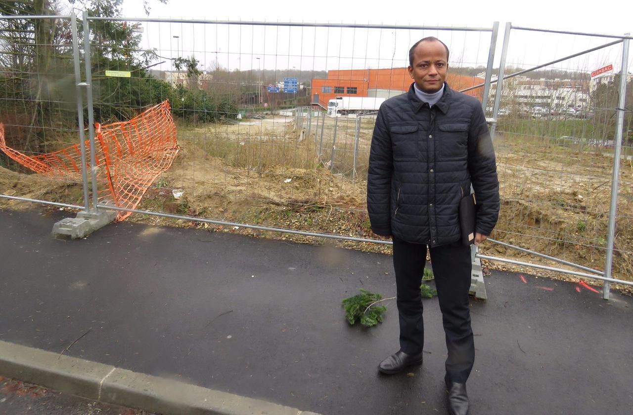 <b></b> Fontenay-le-Fleury, lundi 11 décembre. Richard Rivaud, le maire LR de la ville, devant la parcelle sur laquelle l’association des musulmans pourrait construire une mosquée. 