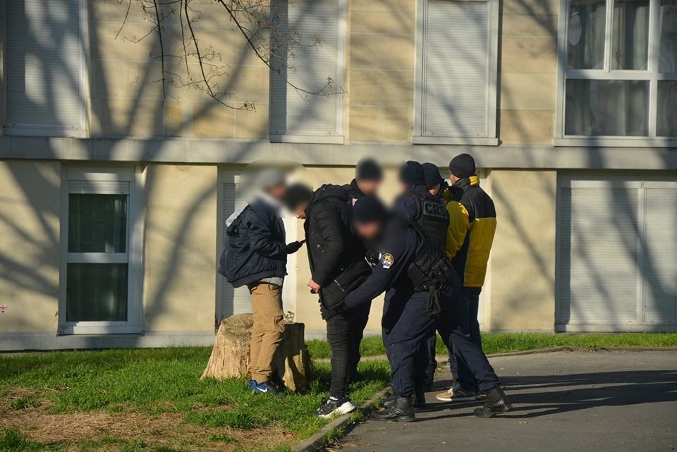 Sarcelles (Val-d'Oise), lundi 15 janvier. Les policiers ont mené une opération « place nette » visant notamment les dealers dans le quartier des Chardonnerettes. Trois personnes ont été interpellées pour trafics de stupéfiants. DDSP 95