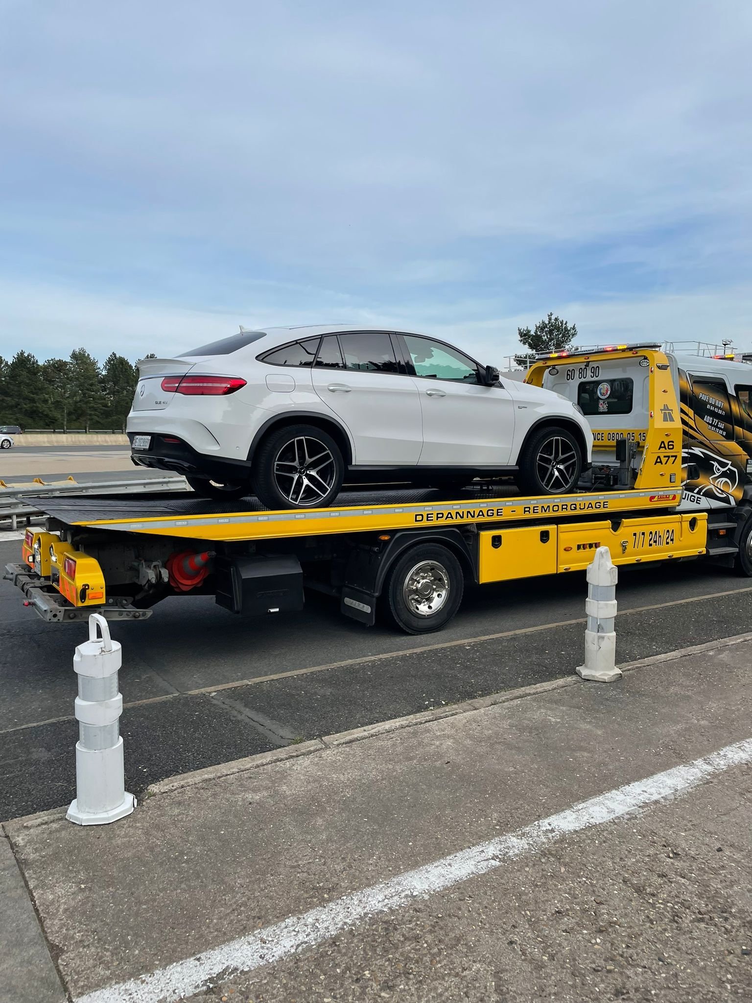 Fleury-en-Bière, le 18 avril 2022. Le conducteur de cette Mercedes a été contrôlé lundi à 192 km/h sur l'autoroute A6 par les gendarmes. La voiture a été conduite à la fourrière. DR.