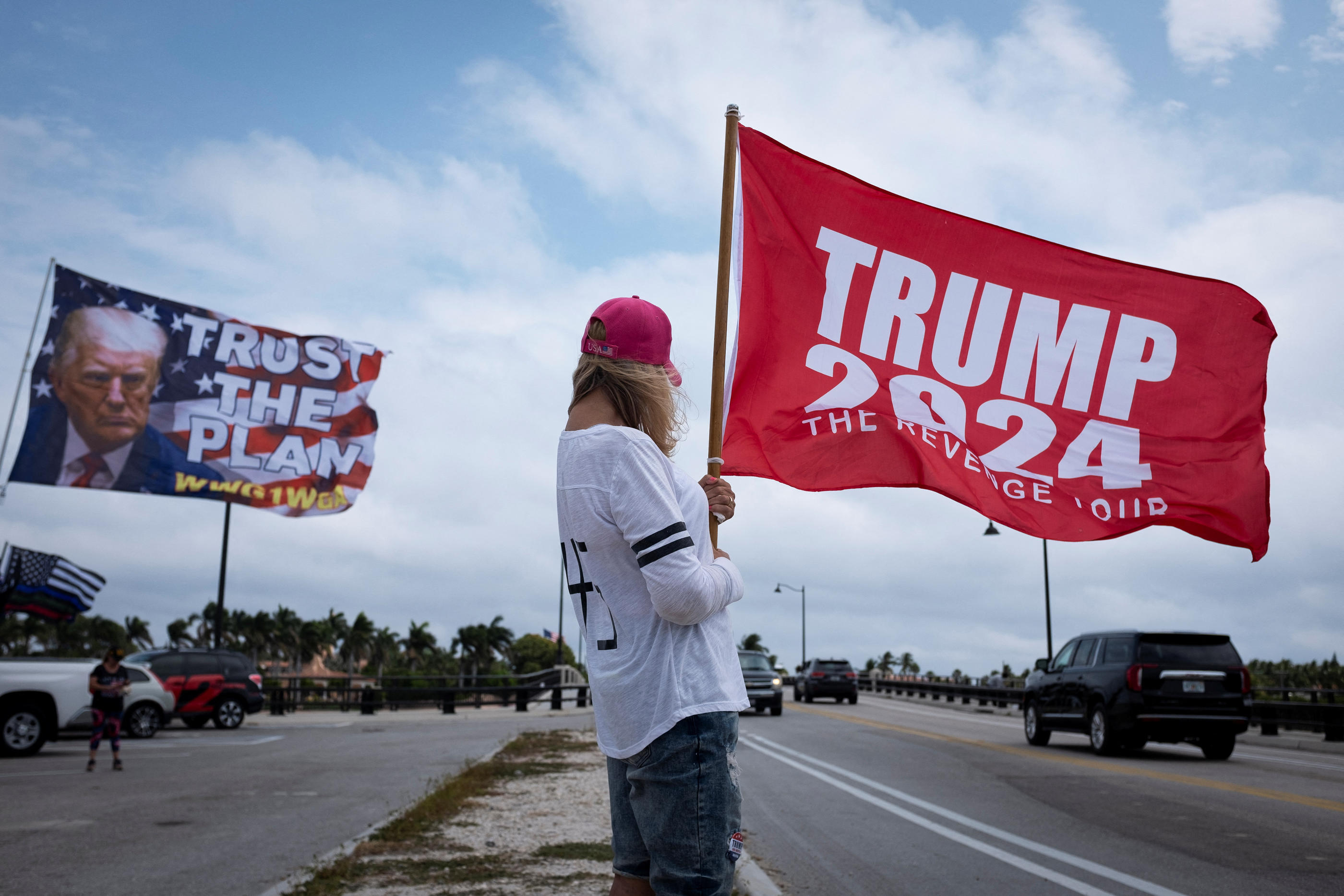 Des partisans de Donald Trump rassemblés le 19 mars près de sa propriété de Mar-a-Lago, en Floride, après son message sur son réseau social affirmant qu'il s'attendait à être interpellé mardi. REUTERS/Marco Bello