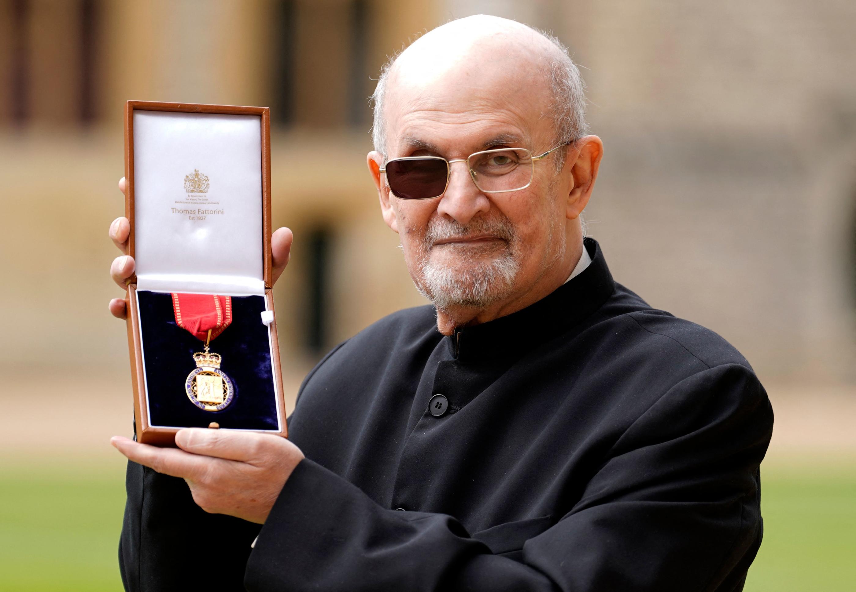 Salman Rushdie pose avec sa décoration au château de Windsor ce mardi. AFP/Pool/Andrew Matthews