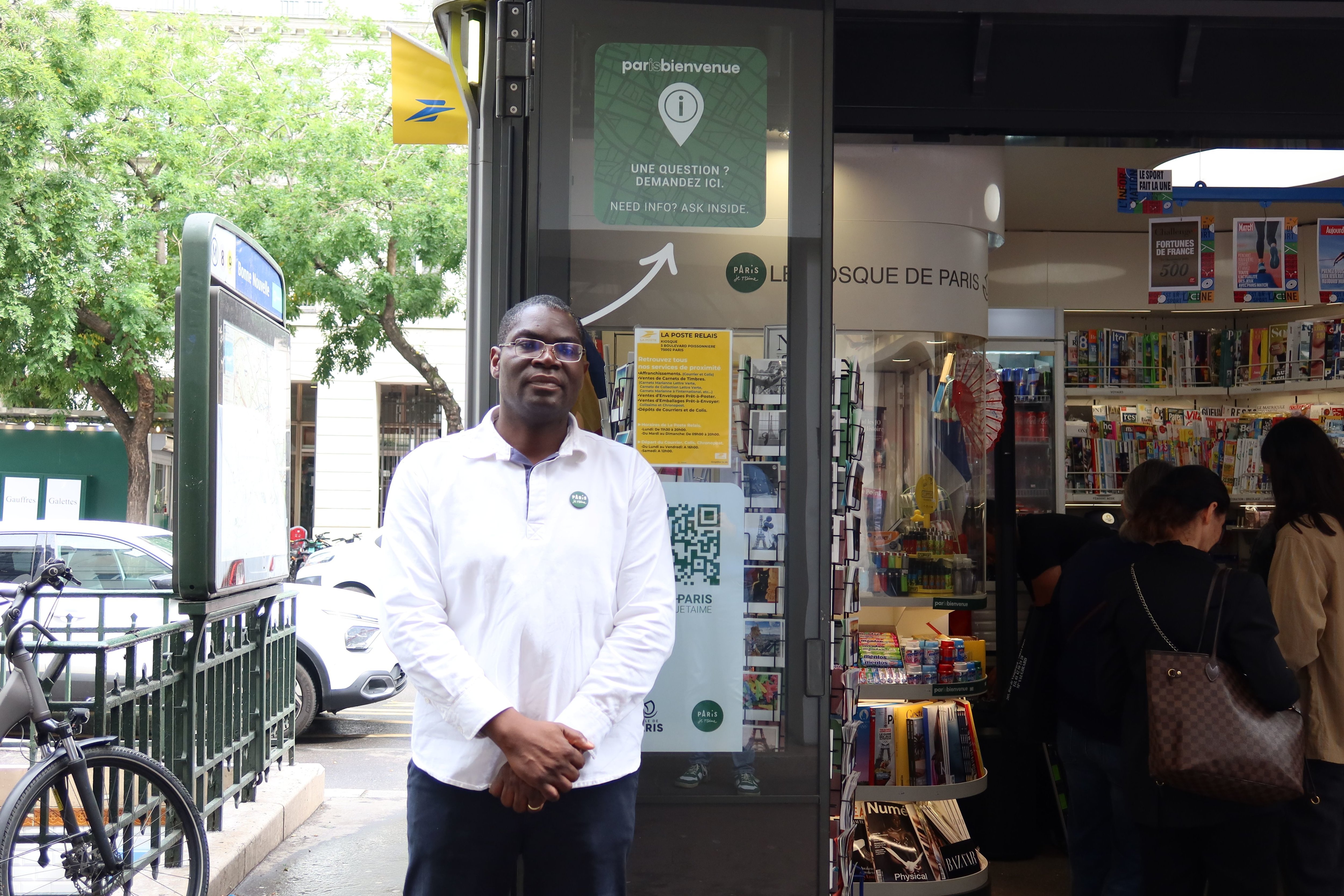 Paris (IIe), mardi 23 juillet. Ayao Thierry Gboloui, 51 ans, installé au pied du Grand Rex, accueillira et guidera les passants lors de ces JO 2024, une nouvelle corde à son arc. LP/Simon Gourru