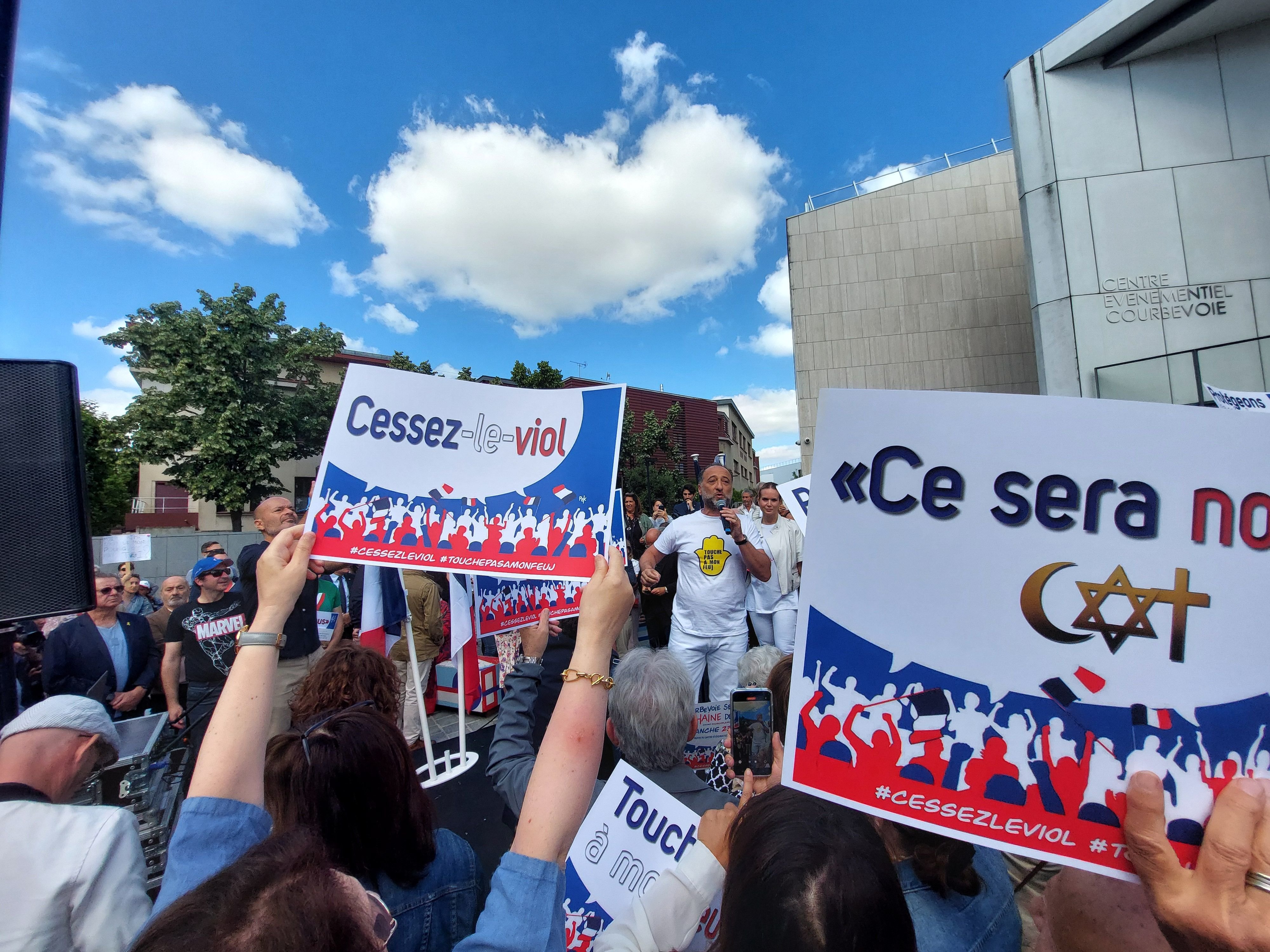 Des milliers de personnes ont participé au rassemblement organisé à Courbevoie ce dimanche contre l'antisémitisme. LP/Olivier Bureau