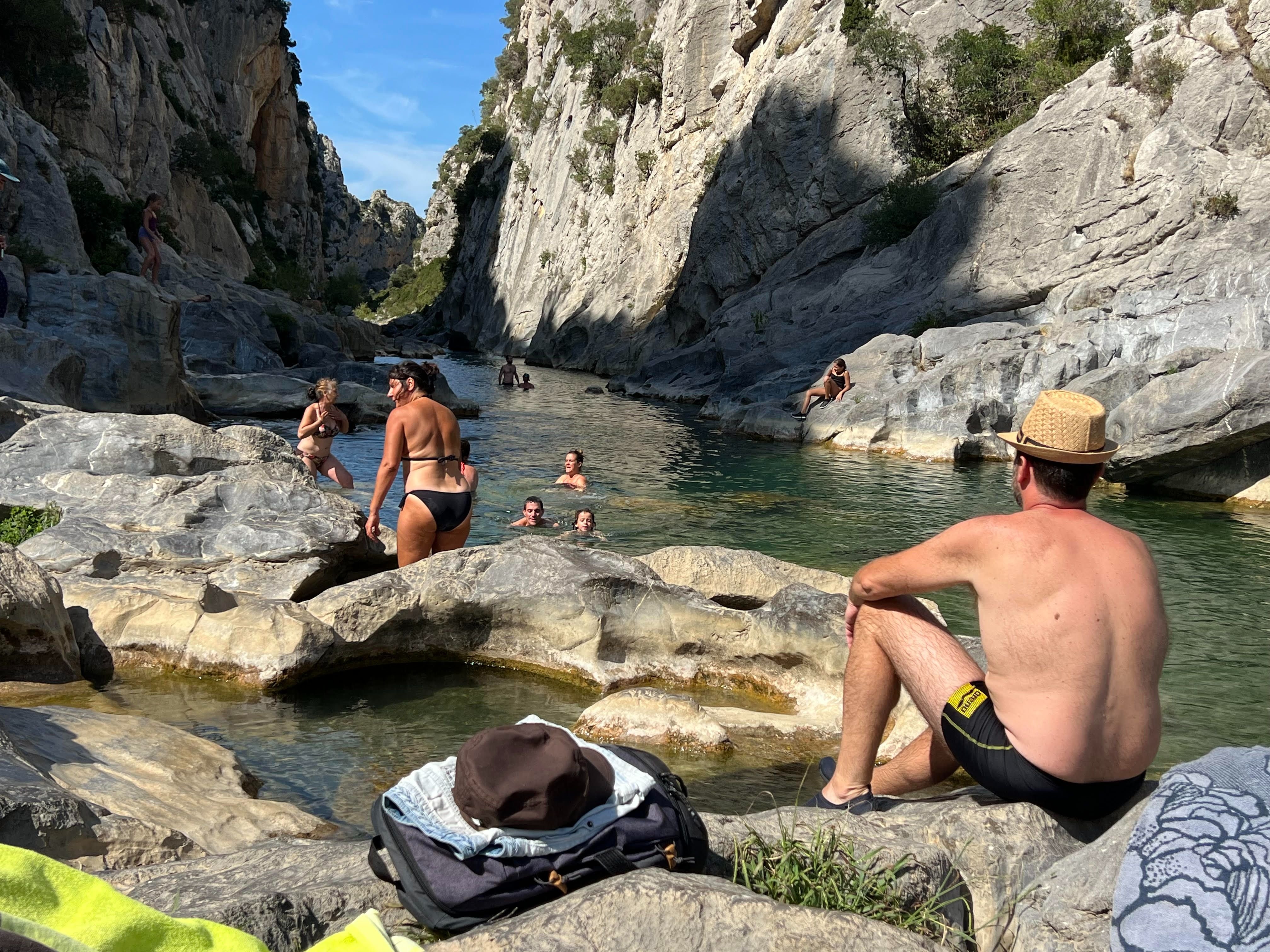 Autorisée depuis le 27 juin seulement, la baignade dans les gorges de Gouleyrous, à Tautavel (Pyrénées-Orientales), était interdite depuis 2006 en raison de risques d’éboulement. LP/ Christian Goutorbe
