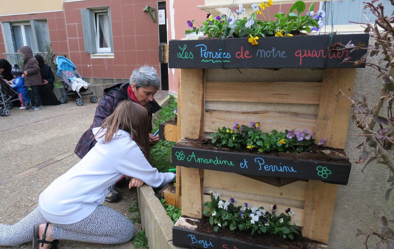<b></b> Trappes, ce vendredi après-midi. Les enfants ont transformé des palettes en jardinières pour fleurir le square Stendhal. 