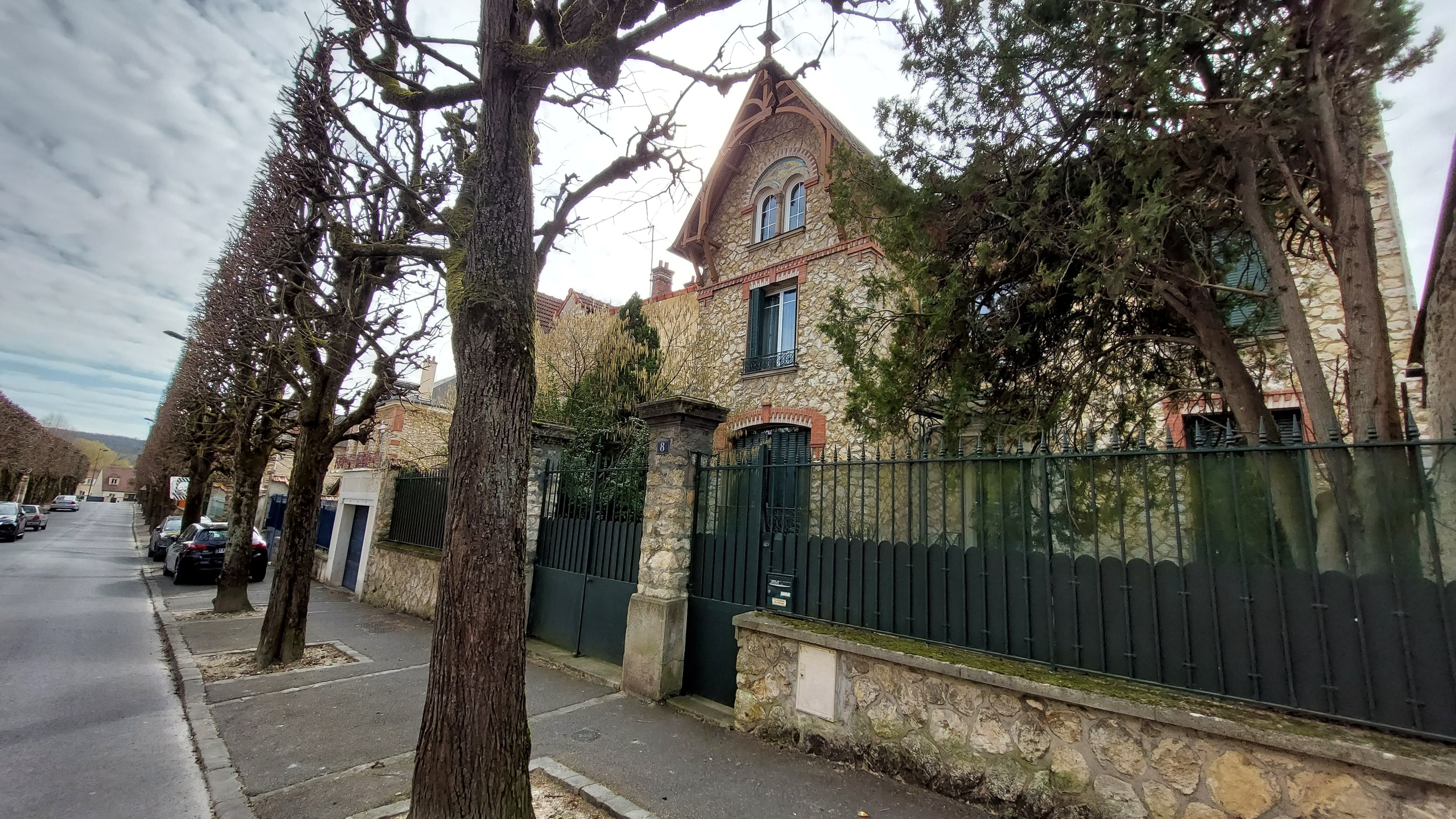 Etampes (Essonne), en mars 2023. Dans le très prisé quartier Saint-Gilles, les prix peuvent atteindre 4000 euros le mètre carré, soit le double du prix moyen pour une maison. LP/S.M.