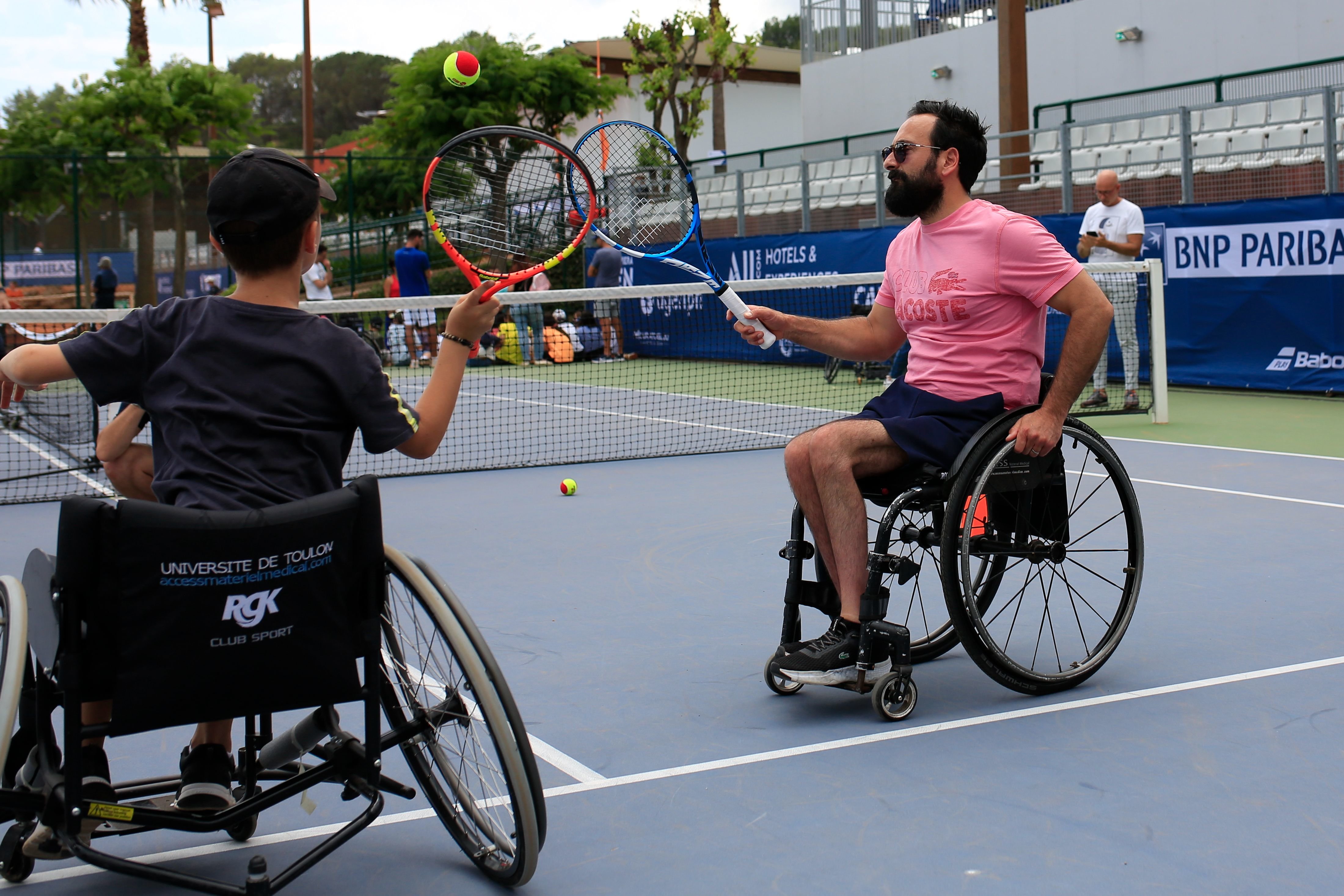 Michaël Jeremiasz profite du tournoi qu'il organise pour initier des enfants d'écoles environnantes au tennis fauteuil. LP/Laurent Carre