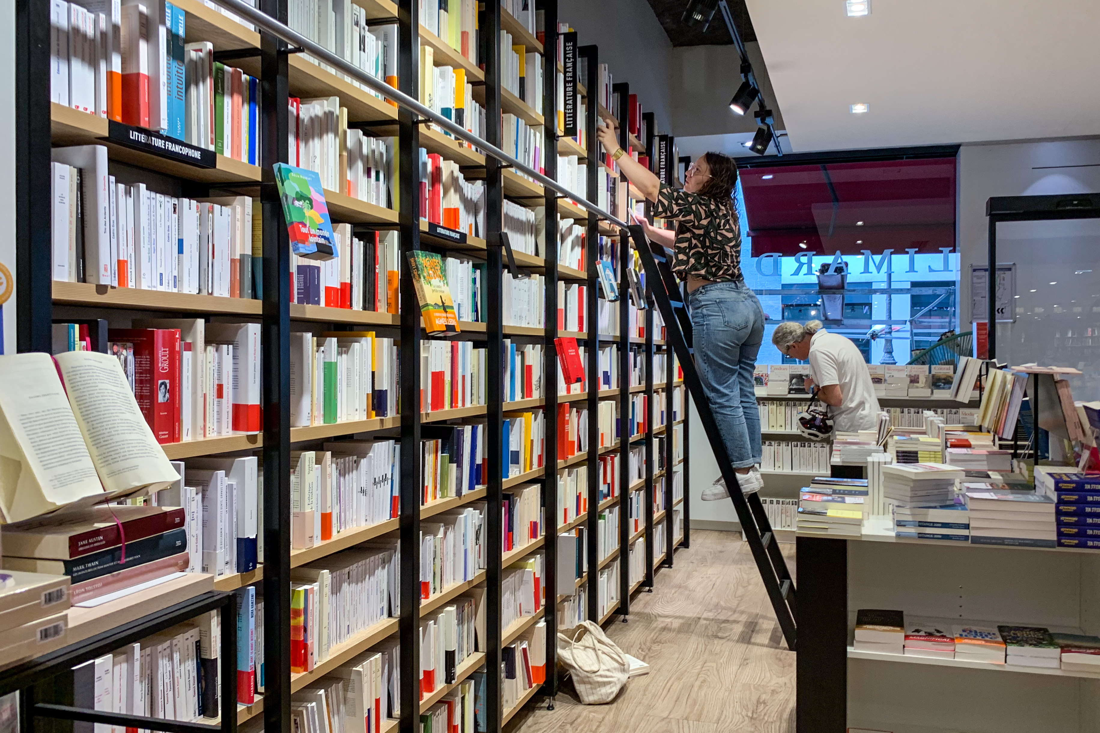 À la librairie Le Divan, dans le XVe arrondissement de Paris, plus de 200 exemplaires du livre ont été vendus depuis sa sortie au mois de mars. Riccardo Milani/Hans Lucas