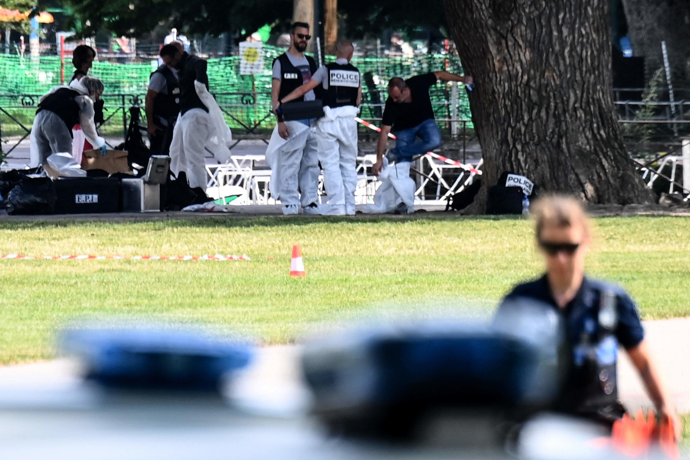 Annecy, le 8 juin 2023. Des agents de la police scientifique travaillent sur les lieux de l'attaque. AFP/Olivier Chassignole