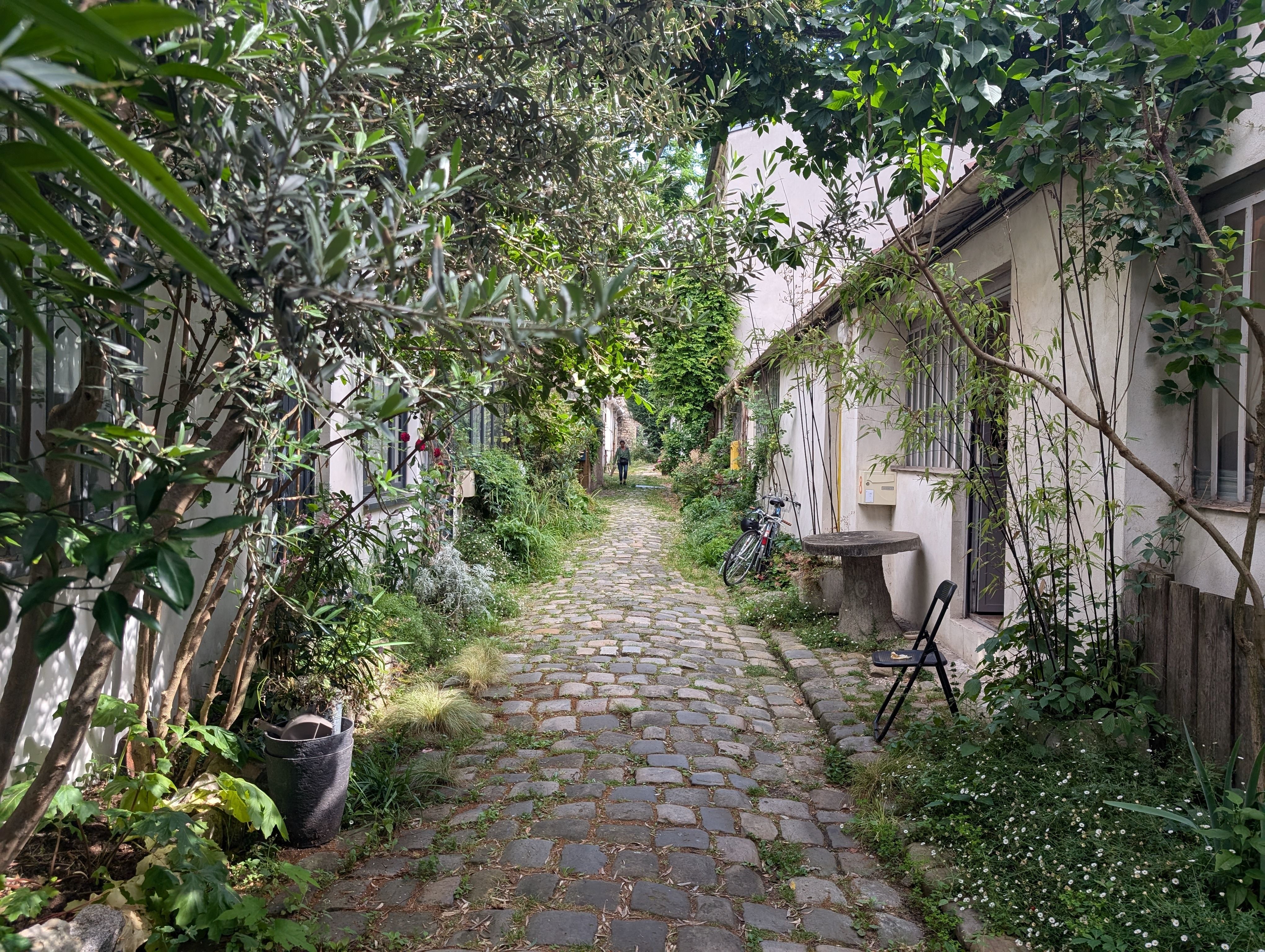 La cité Durmar, située en plein XIe arrondissement, une voie privée, pavée et végétalisée bien cachée derrière une porte cochère, qui fait la joie de sa douzaine de copropriétaires. LP/Sébastien Thomas