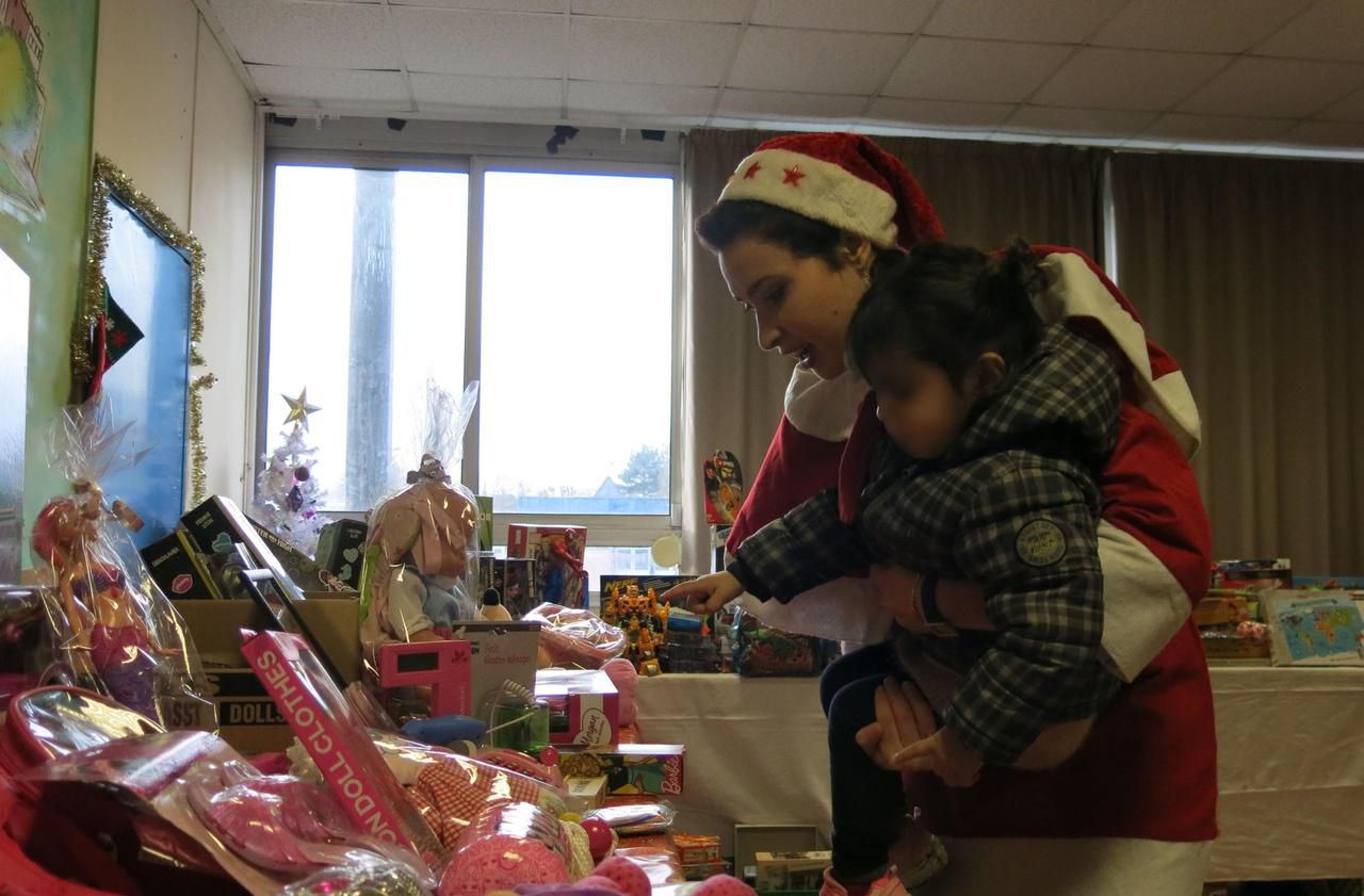 <b></b> Etampes, samedi 22 décembre 2018. Les enfants ont pu faire leur choix parmi plusieurs centaines de jouets, collectés tout au long de l’année.