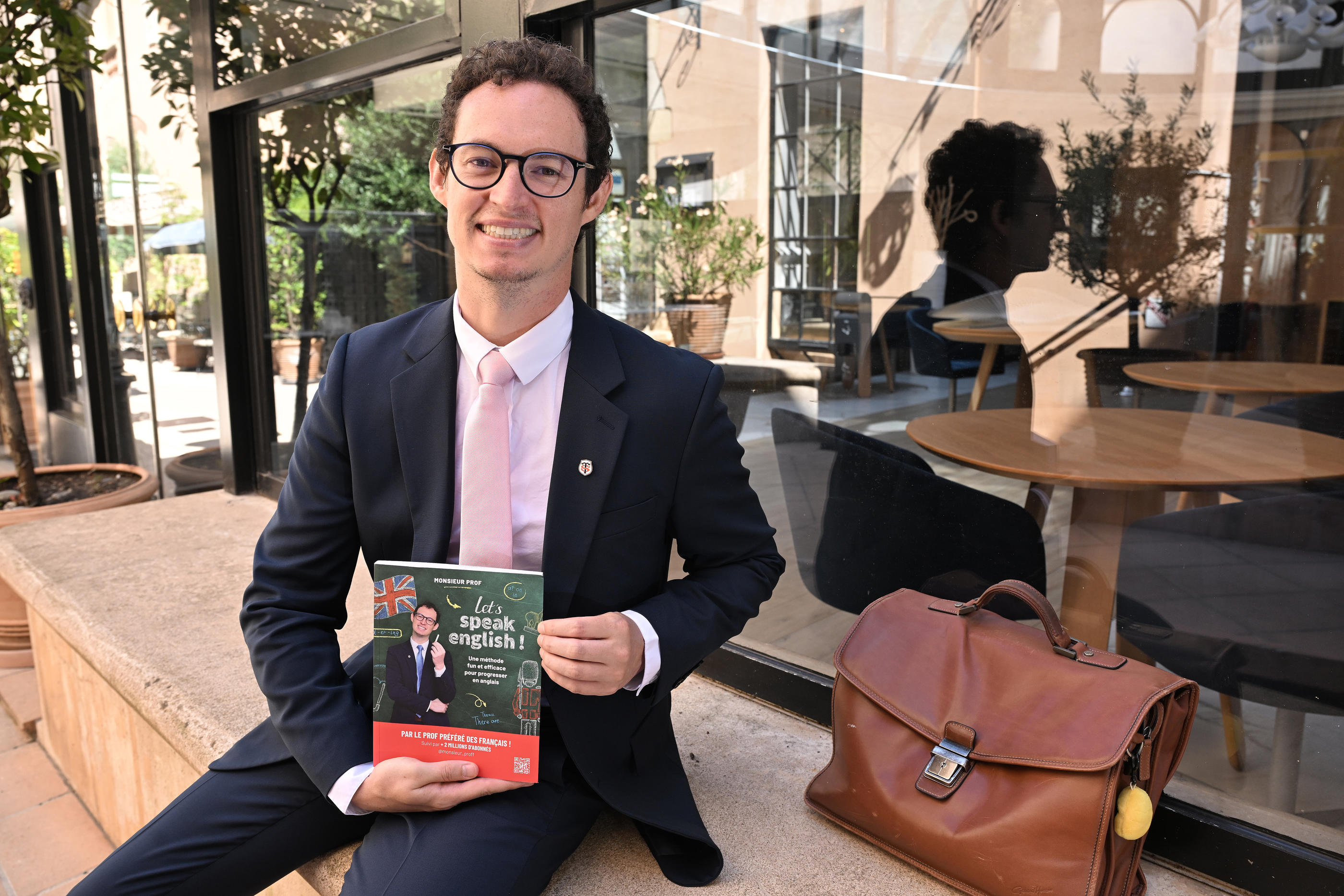 Monsieur Prof, qui enseigne l'anglais dans un collège privé de Toulouse (Haute-Garonne) et partage cette expérience sur les réseaux sociaux, publie un livre pour présenter sa méthode d'apprentissage plus en détails. LP/Rémy Gabalda