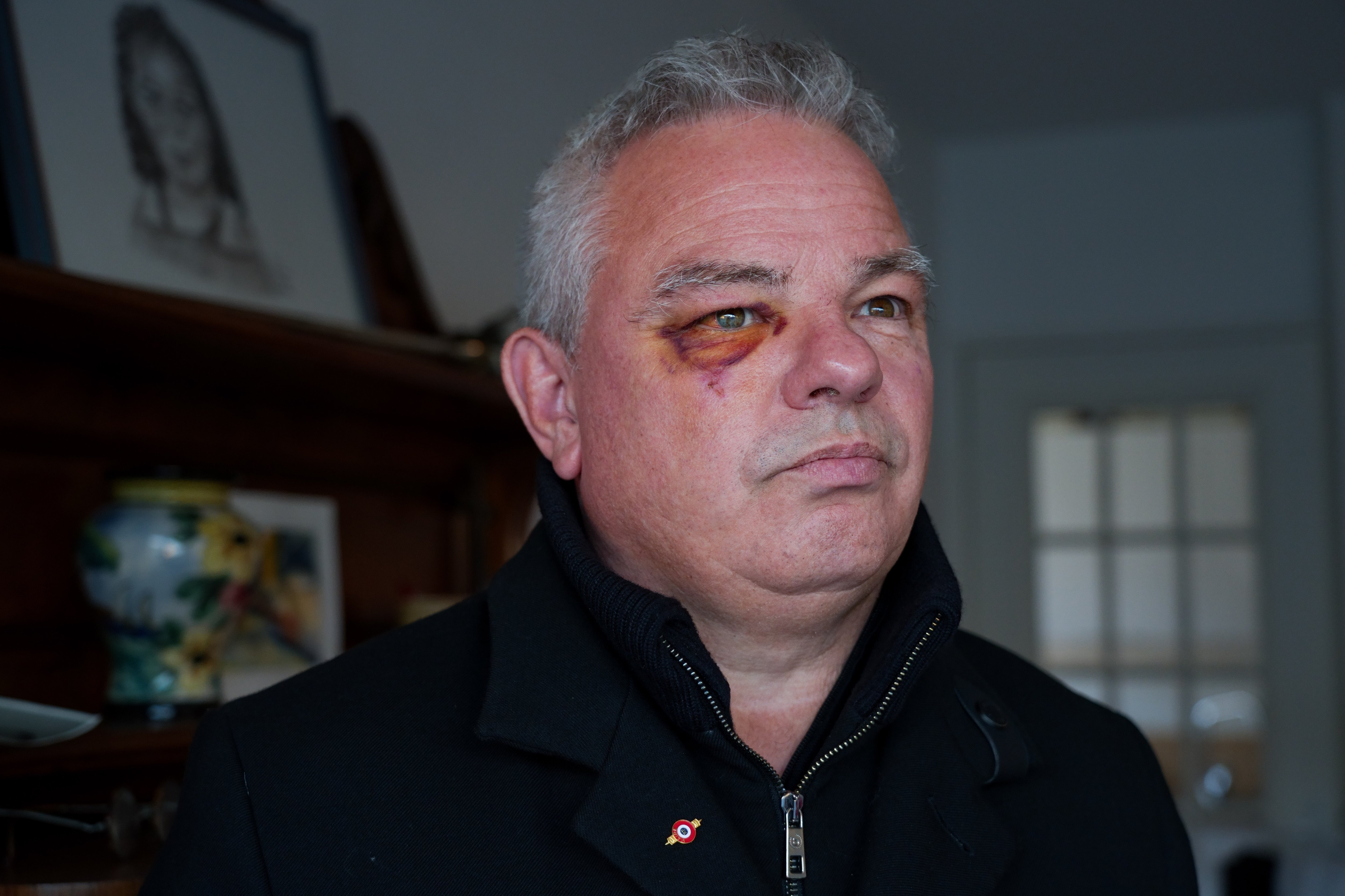 André Mondange, maire PCF de Péage-de-Roussillon, porte le manteau qui a attiré l'attention de ses agresseurs, arborant un pin's avec une coquarde qui montrait sa qualité de maire. LP/Thomas Pueyo