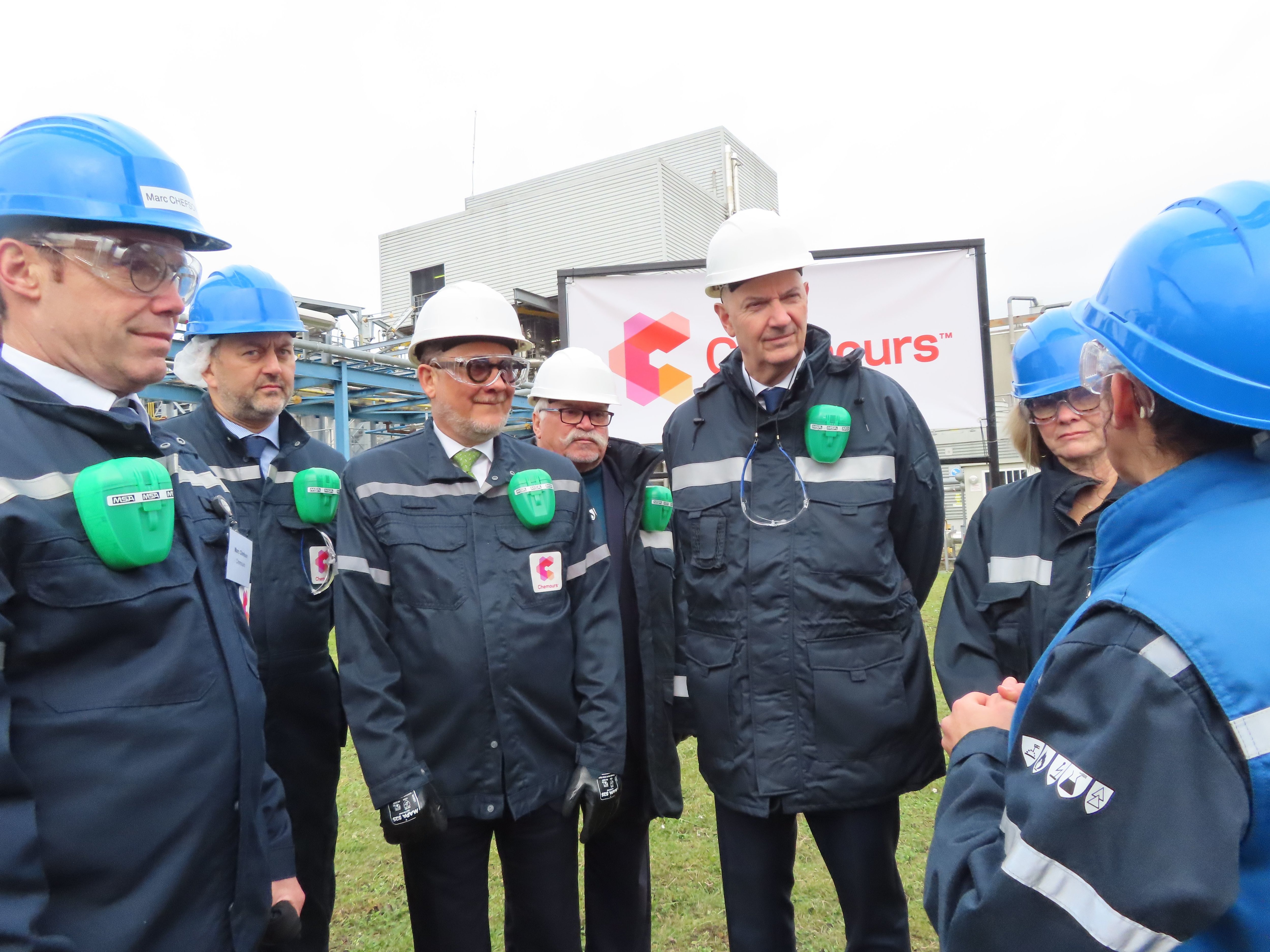 Roland Lescure, ministre chargé de l'Industrie, (3e en partant de la droite) a visité ce jeudi le site de Chemours à Villers-Saint-Paul (Oise), où l'entreprise va investir 200 millions d'euros pour développer la production d'hydrogène vert. LP/Hervé Sénamaud