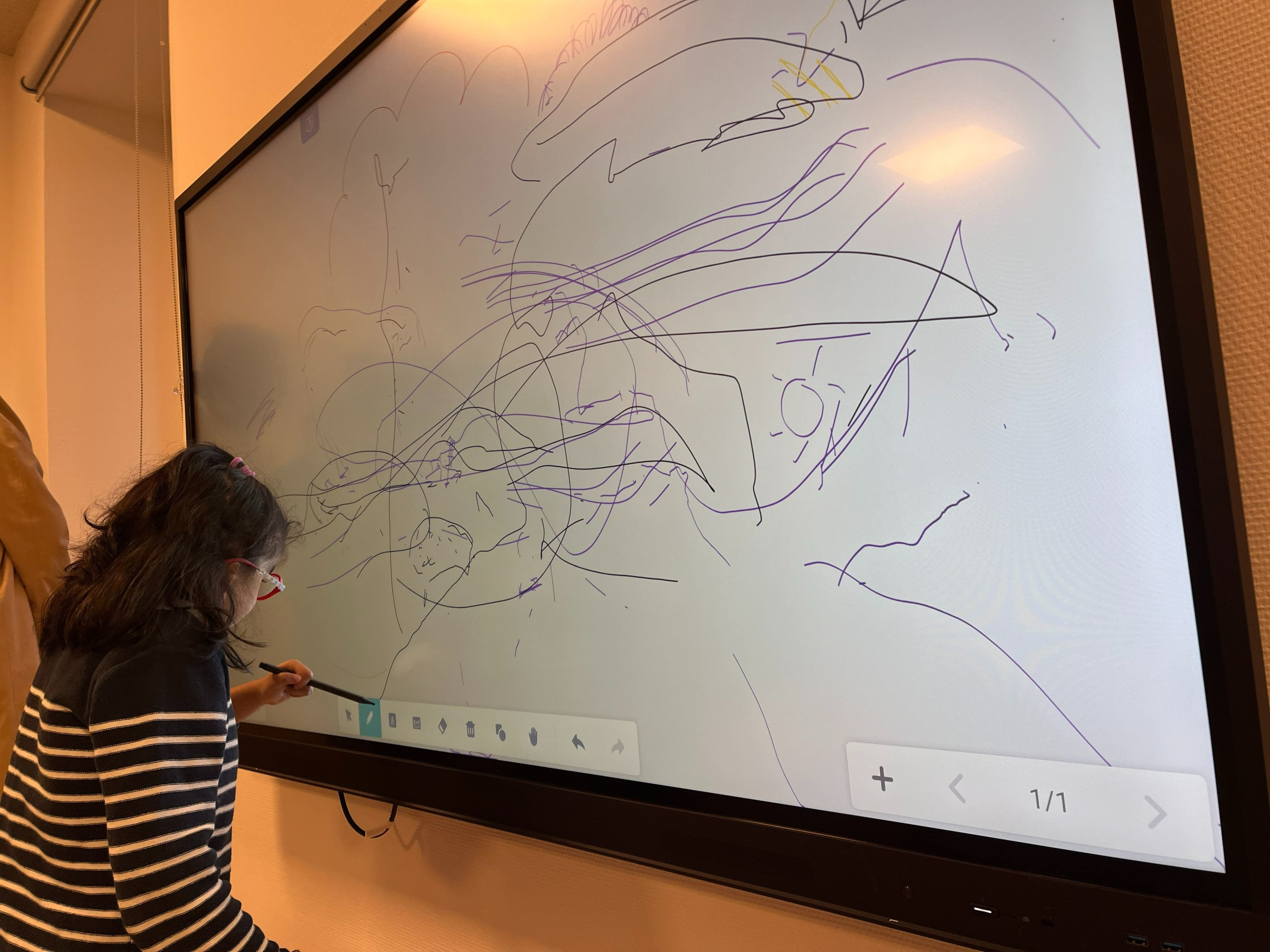 Angervilliers, vendredi 24 novembre. Fawzia, qui dessine sur le tableau numérique, fait partie des élèves qui ont intégré l'unité d’enseignement externalisée polyhandicap. LP/N.C.