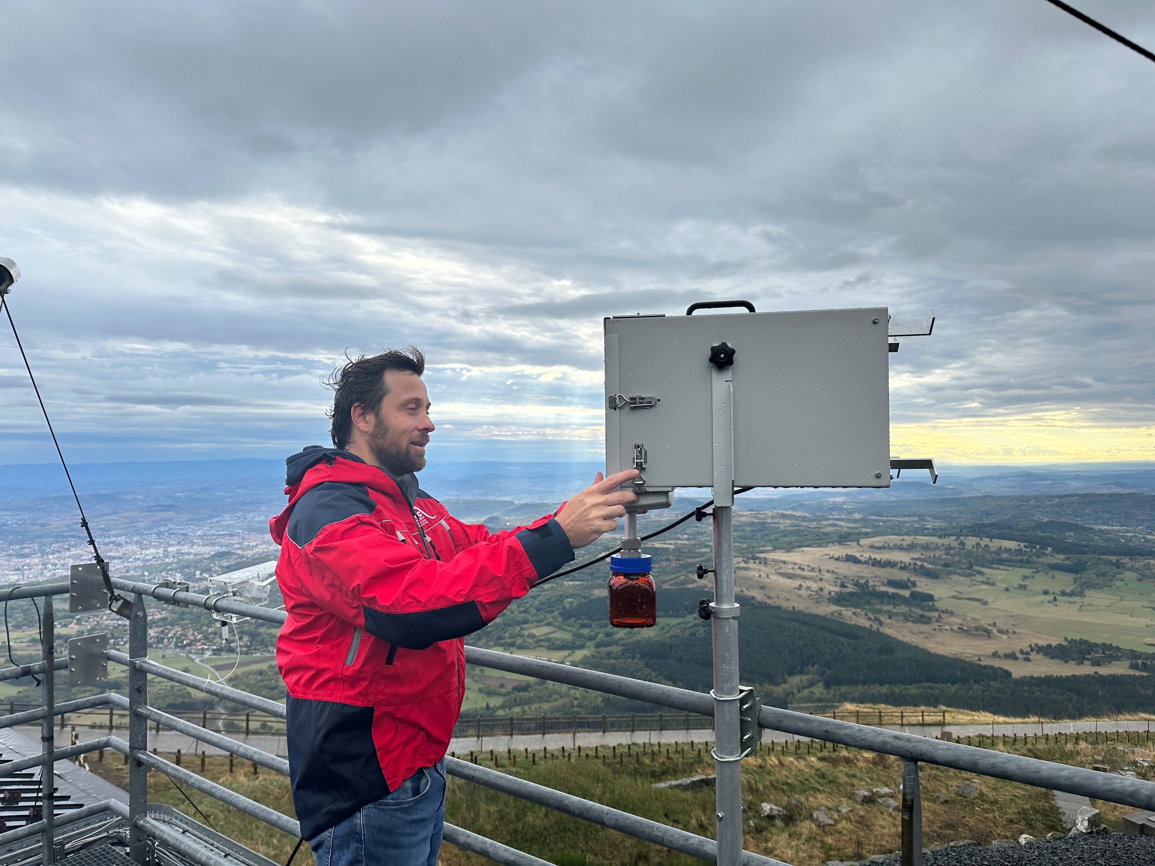 Laurent Deguillaume est l'un des scientifiques qui réalisent des analyses sur les nuages à l'observatoire du puy de Dôme. LP/Alix Vermande