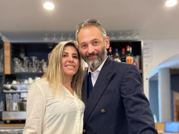 Olivier Courtois et sa compagne Juliana De Falco, à la tête du bar-restaurant l'Aérogare, à Saint-Sulpice-la-Pointe (Tarn). DR