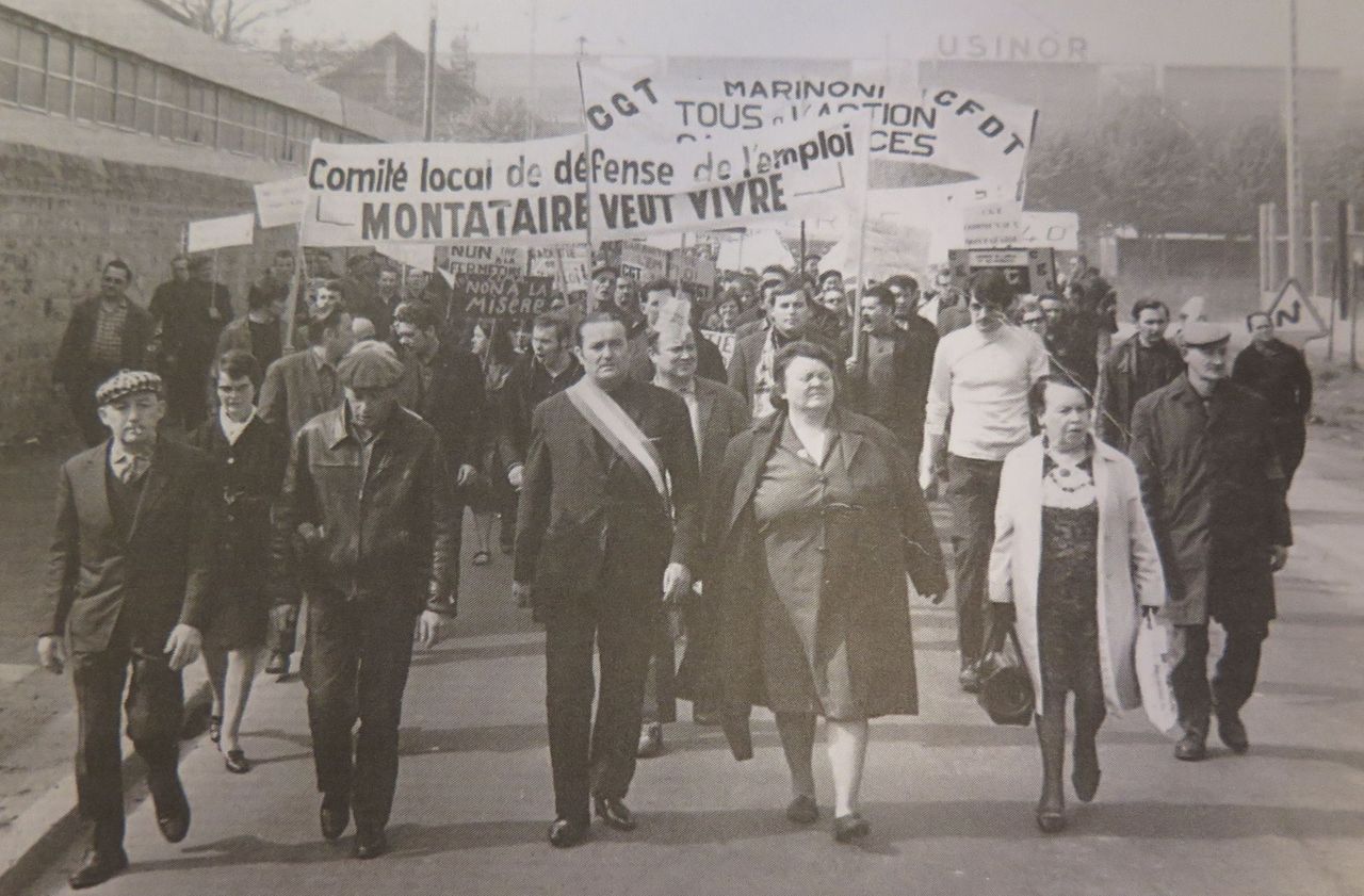 <b></b> Huberte d’Hoker (deuxième en partant de la droite), ancienne militante creilloise, en  1968, au côté Berthe Fouchère, autre militante.