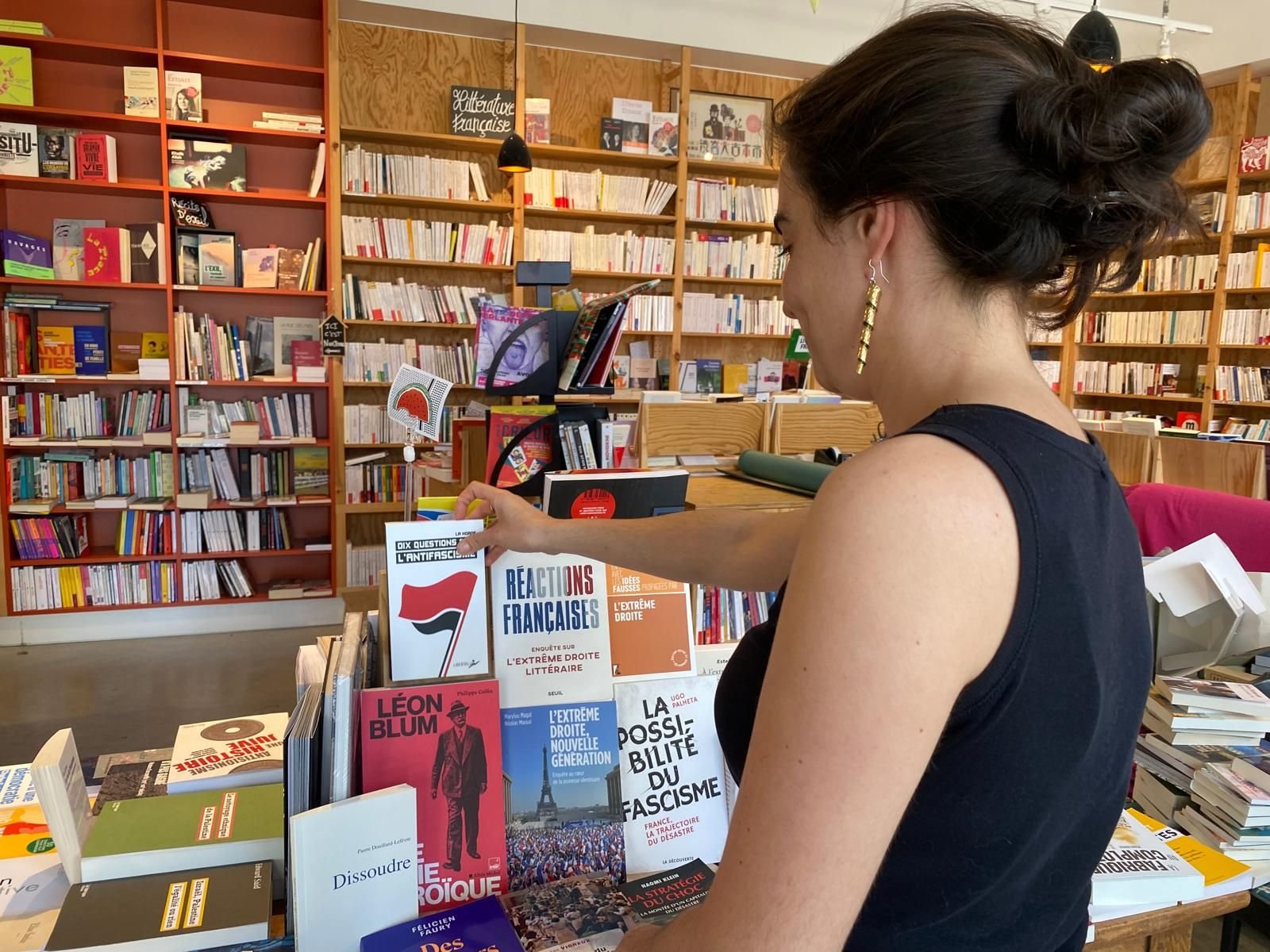 Nanterre (Hauts-de-Seine), le 25 juin. « Le lendemain des élections européennes, nous avons proposé une table de livres sur le fascisme, l’histoire de l’extrême droite et des analyses sociologiques sur le vote RN », explique Elsa Piacentino, une des trois libraires de El Ghorba mon amour. LP/Mathilde Debarre