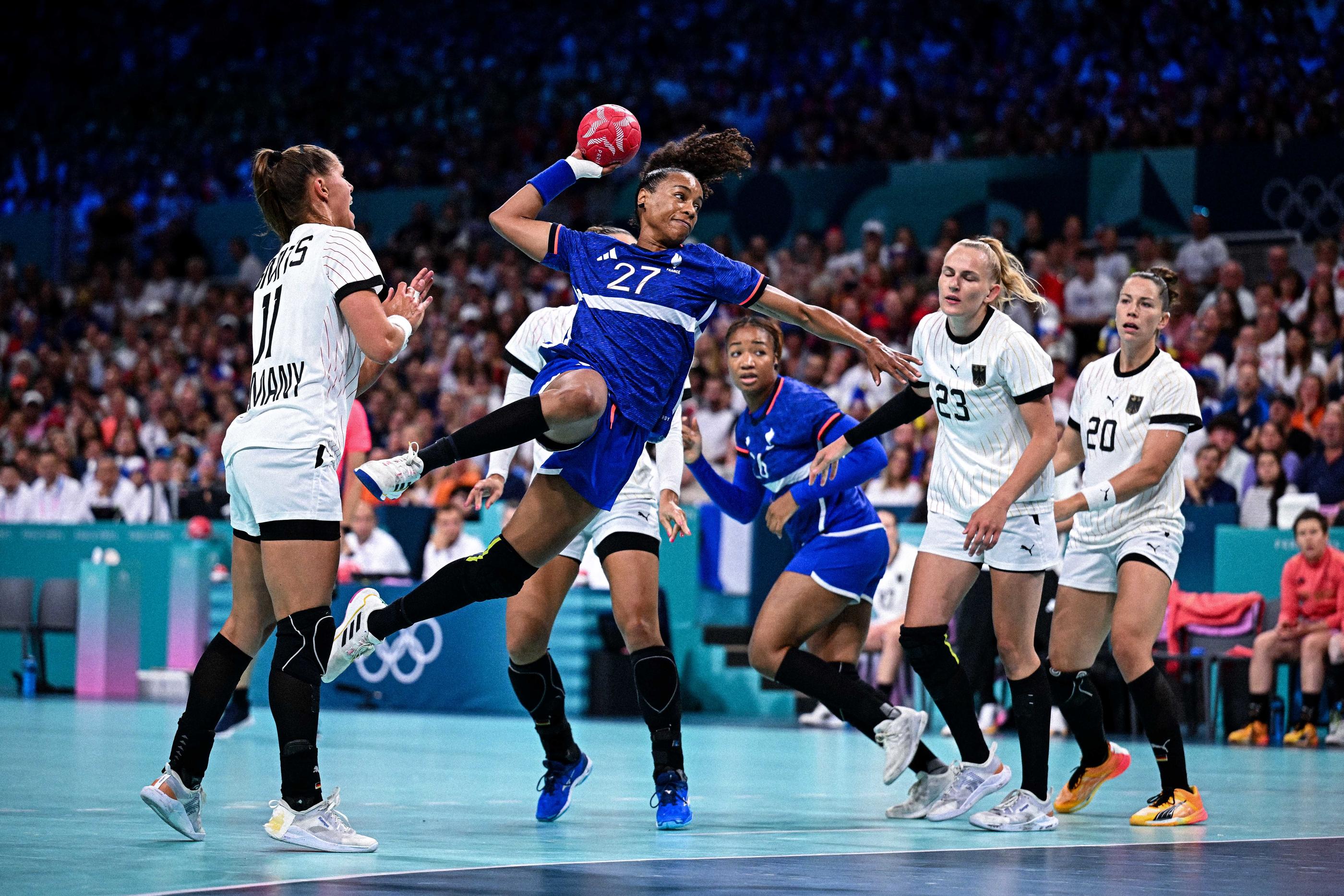 Estelle Nze Minko et les handballeuses françaises ont battu l'Allemagne mardi et se sont une nouvelle fois qualifiées pour les demi-finales des Jeux olympiques. Icon Sport/Baptiste Fernandez