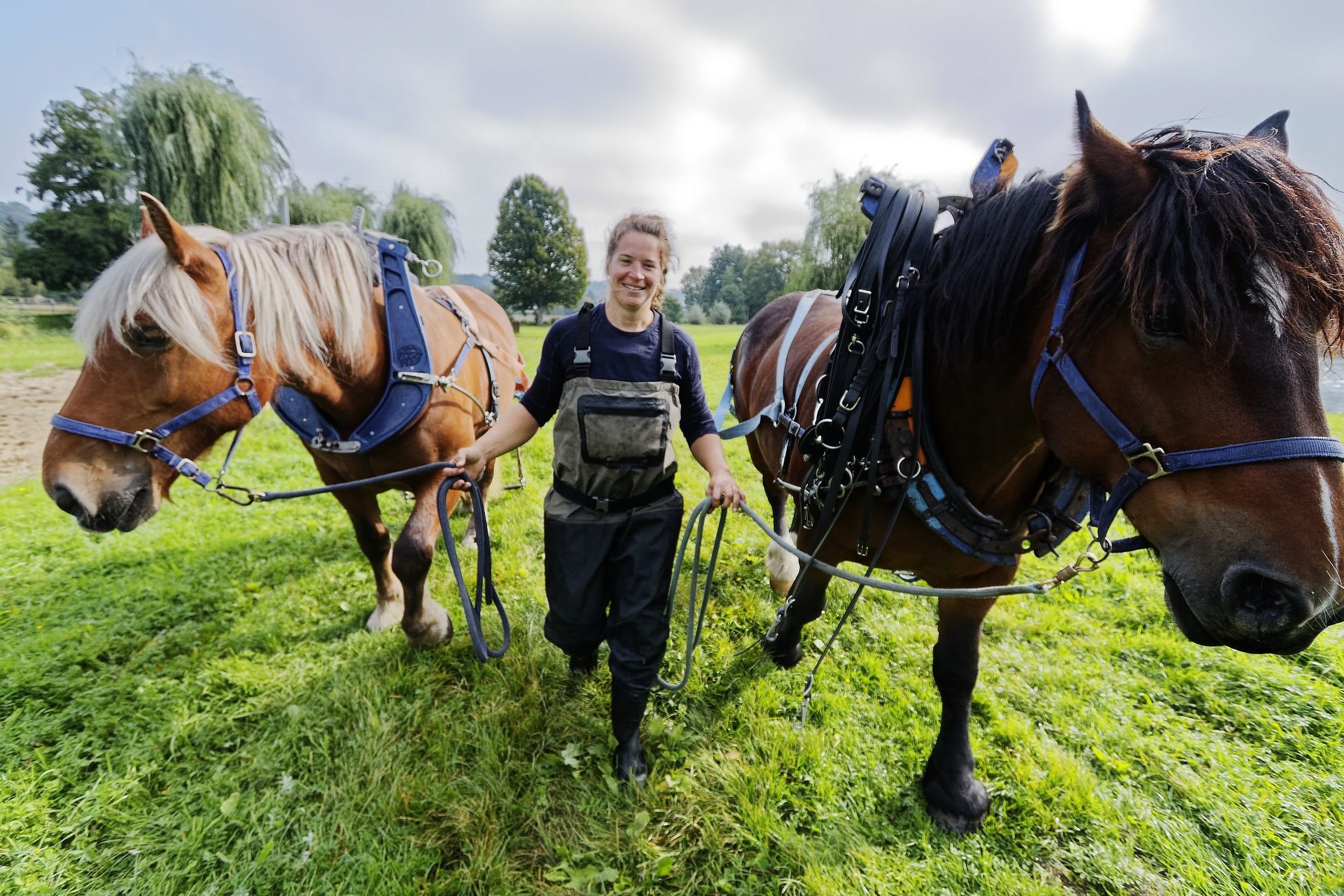 Fleurs, Louise et Nina parcourent le nord de la France pour effectuer des travaux agricoles tout en préservant les sols, comme ici, sur les berges de l'Iton, dans l'Eure. #PRESSE30