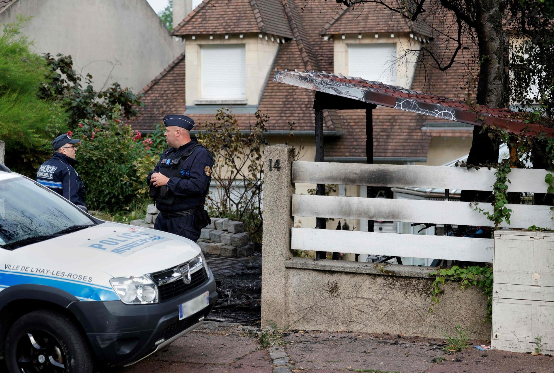 Lors de son audition, la préfète du Val-de-Marne a de nouveau apporté son soutien au maire de L'Haÿ-les-Roses et à son épouse, victimes d'une attaque à la voiture-bélier de leur domicile (ici le 2 juillet) lors des violences urbaines de l'été dernier. AFP/Geoffroy Van der Hasselt