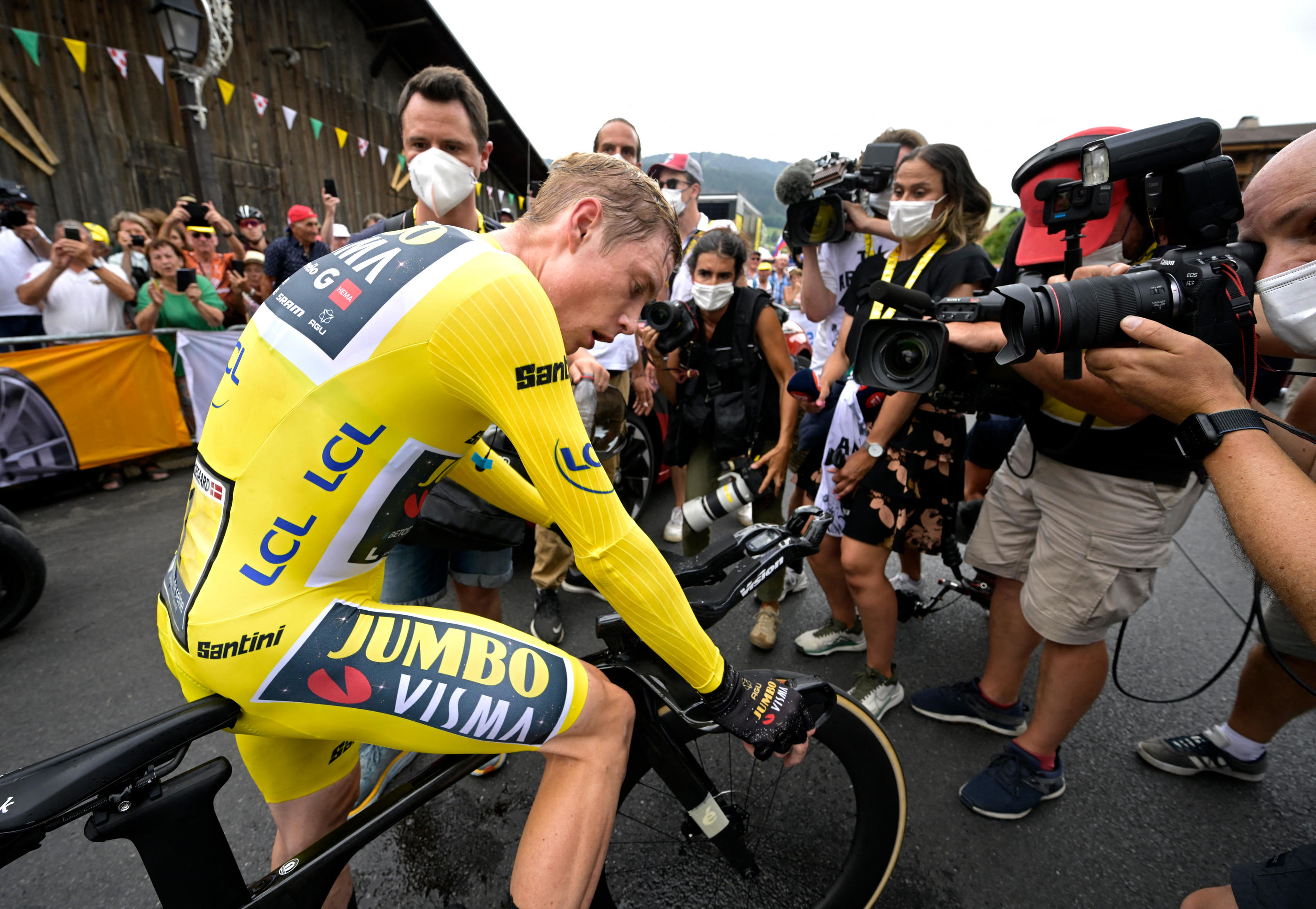 Même s'il était épuisé après son contre-la-montre supersonique, Jonas Vingegaard a très largement conforté son Maillot jaune, reléguant son rival Tadej Pogacar, pourtant deuxième de l'étape, à plus d'1'30". Reuters/PAPON BERNARD