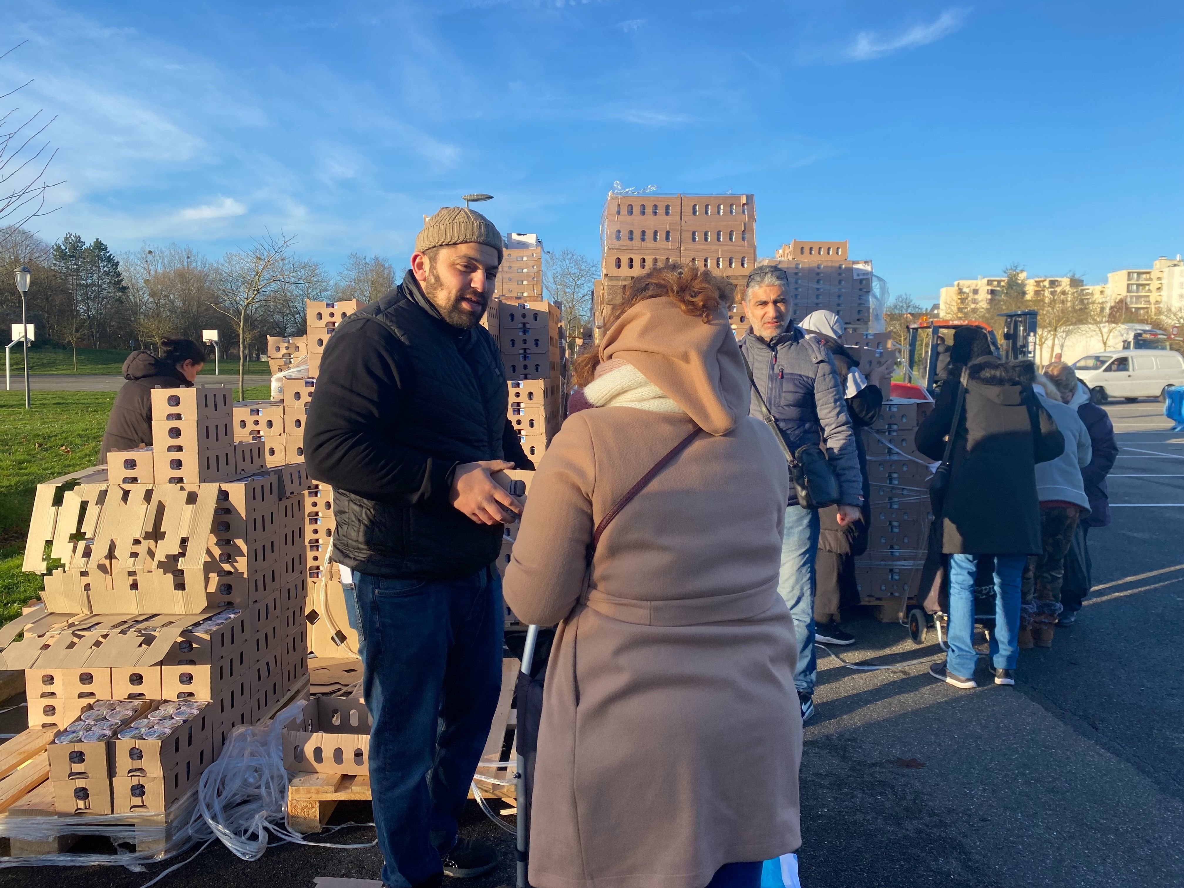 Le Mée-sur-Seine, le 5 janvier. Sur le parking du parc Fenez, l'opération solidaire a été menée à l'initiative de Sidi Drici et de son association, Melun, capitale de la solidarité. LP/Cécilia Leriche