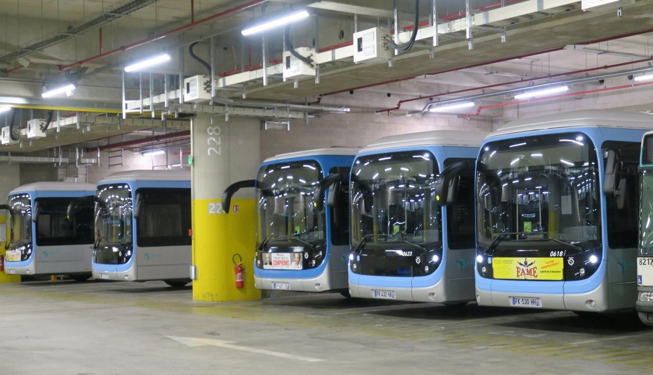 Les 149 Bluebus exploités par la RATP sont à l'arrêt depuis avril 2022. Ils sont pour l'instant remplacés par... d'anciens véhicules diesels. LP/Sébastian Compagnon