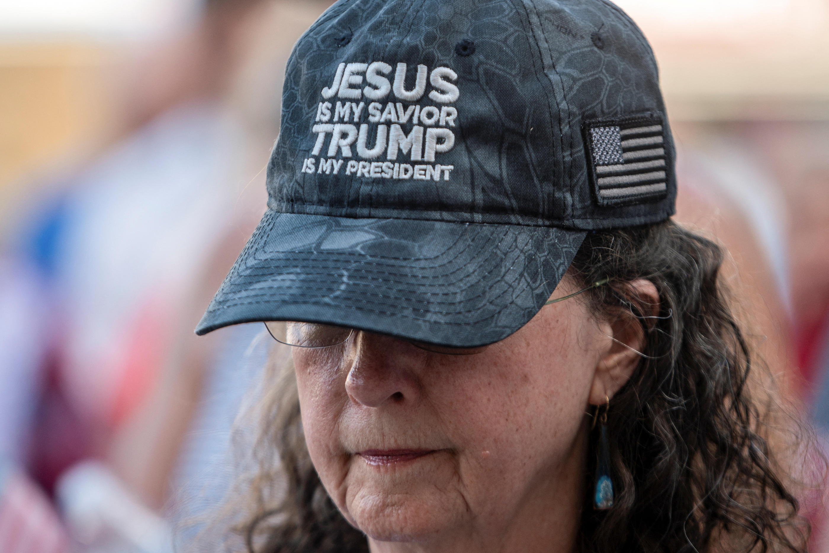 Une supportrice de Donald Trump avec une casquette « Jésus est mon sauveur, Trump est mon président » au Texas, le 14 juillet 2024. Reuters/Sergio Flores