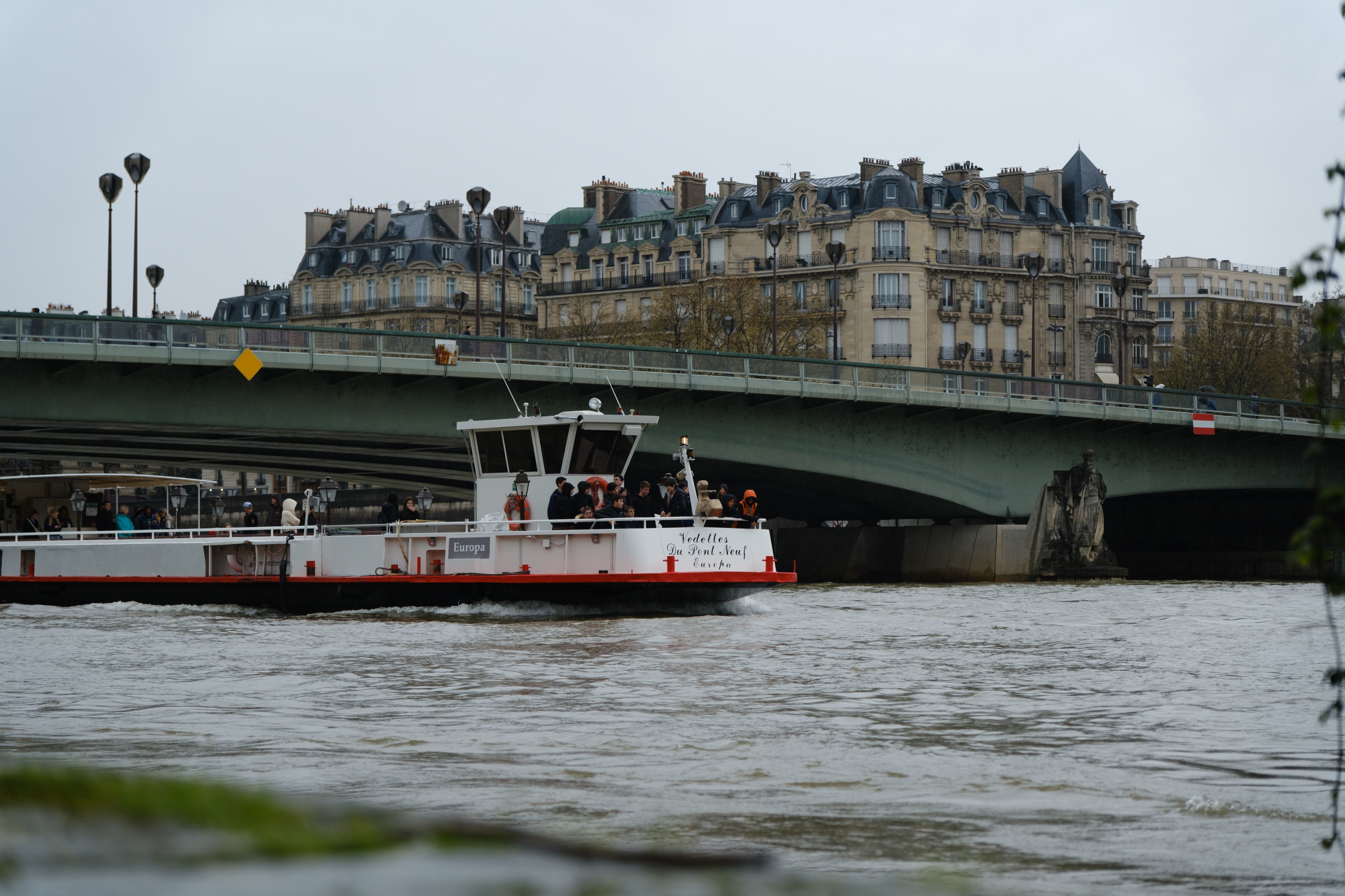 Pont de l'Alma à Paris (VIIIe), le 2 avril. Premiers impactés par ces crues, les bateliers et « usagers de la voie d’eau » sont soumis à plusieurs restrictions de navigation ce week-end. LP/Amélie Dibon