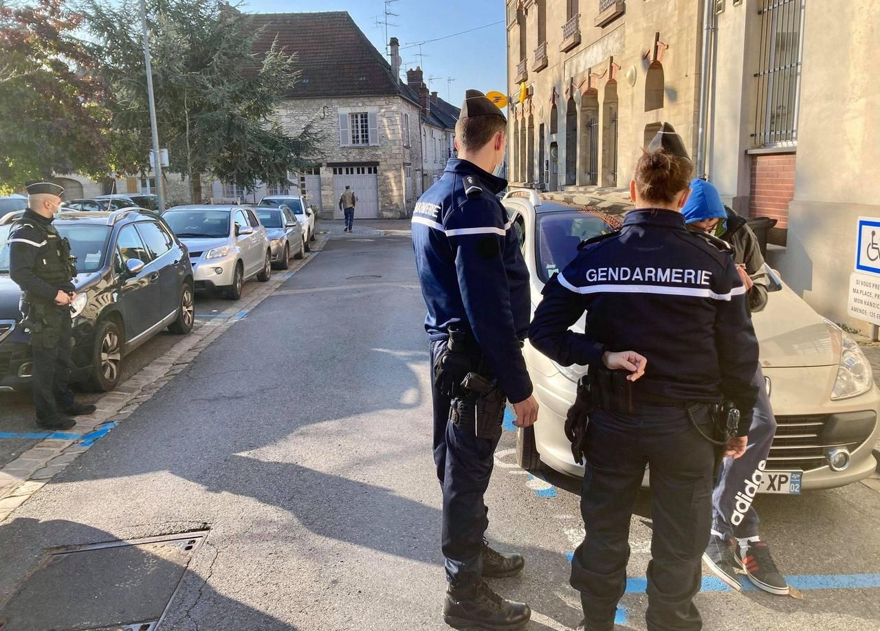 <b></b> Crépy-en-Valois, jeudi. Les réservistes de la gendarmerie procèdent à des contrôles pour s’assurer que le confinement est bien respecté.