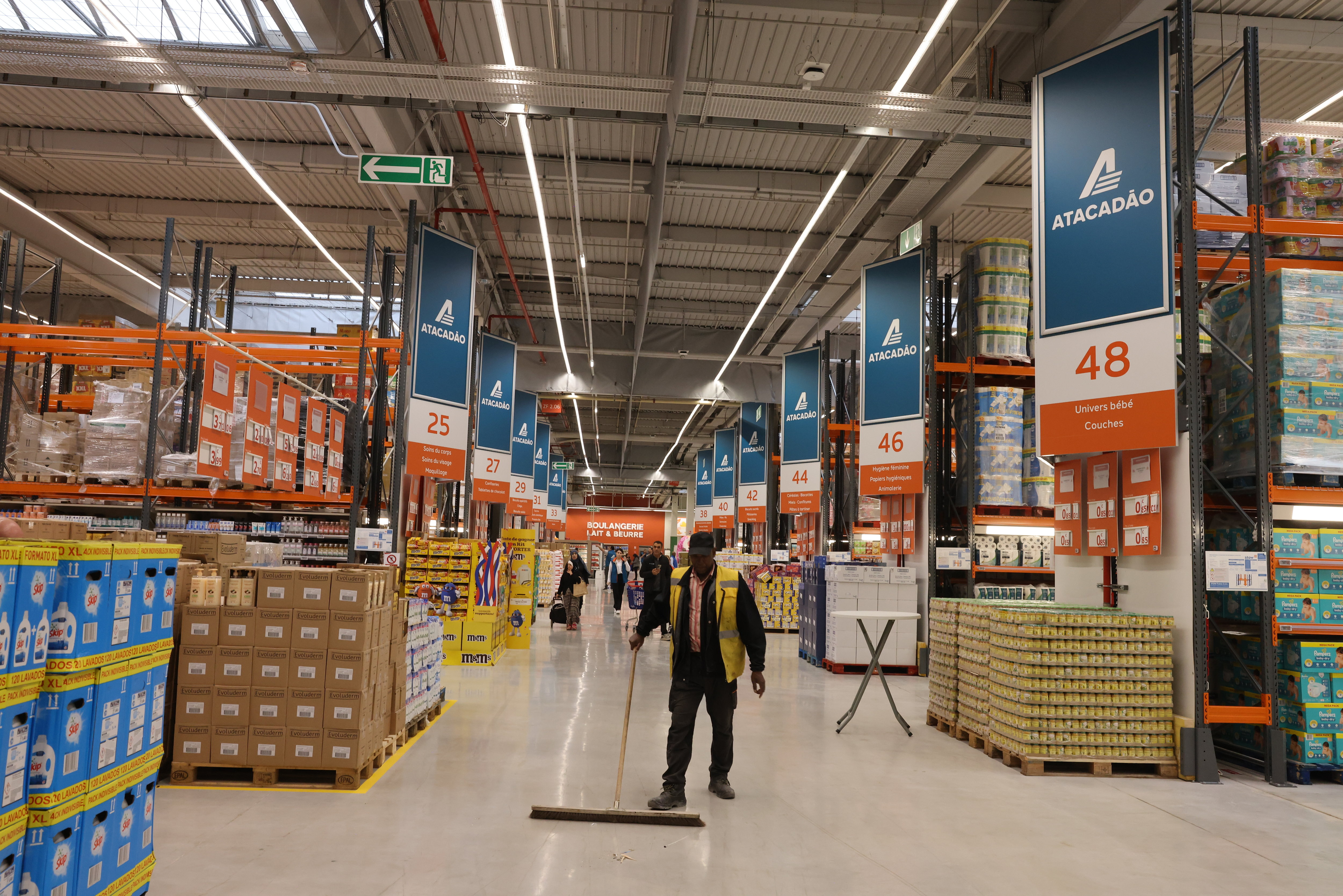 Aulnay-sous-Bois (Seine-Saint-Denis), ce jeudi 20 juin. Le premier Atacadão de France a ouvert ses portes. Certains acheteurs sont venus des départements voisins pour découvrir ce nouveau discounter. LP/Olivier Lejeune