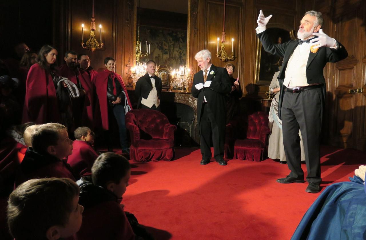 <b></b> Champs-sur-Marne, dimanche 2 décembre 2018. Lors du spectacle historique « Le Grand réveillon », les spectateurs munis de cape rouge déambulent dans les pièces du château, qui prennent vie grâce aux figurants et aux acteurs.