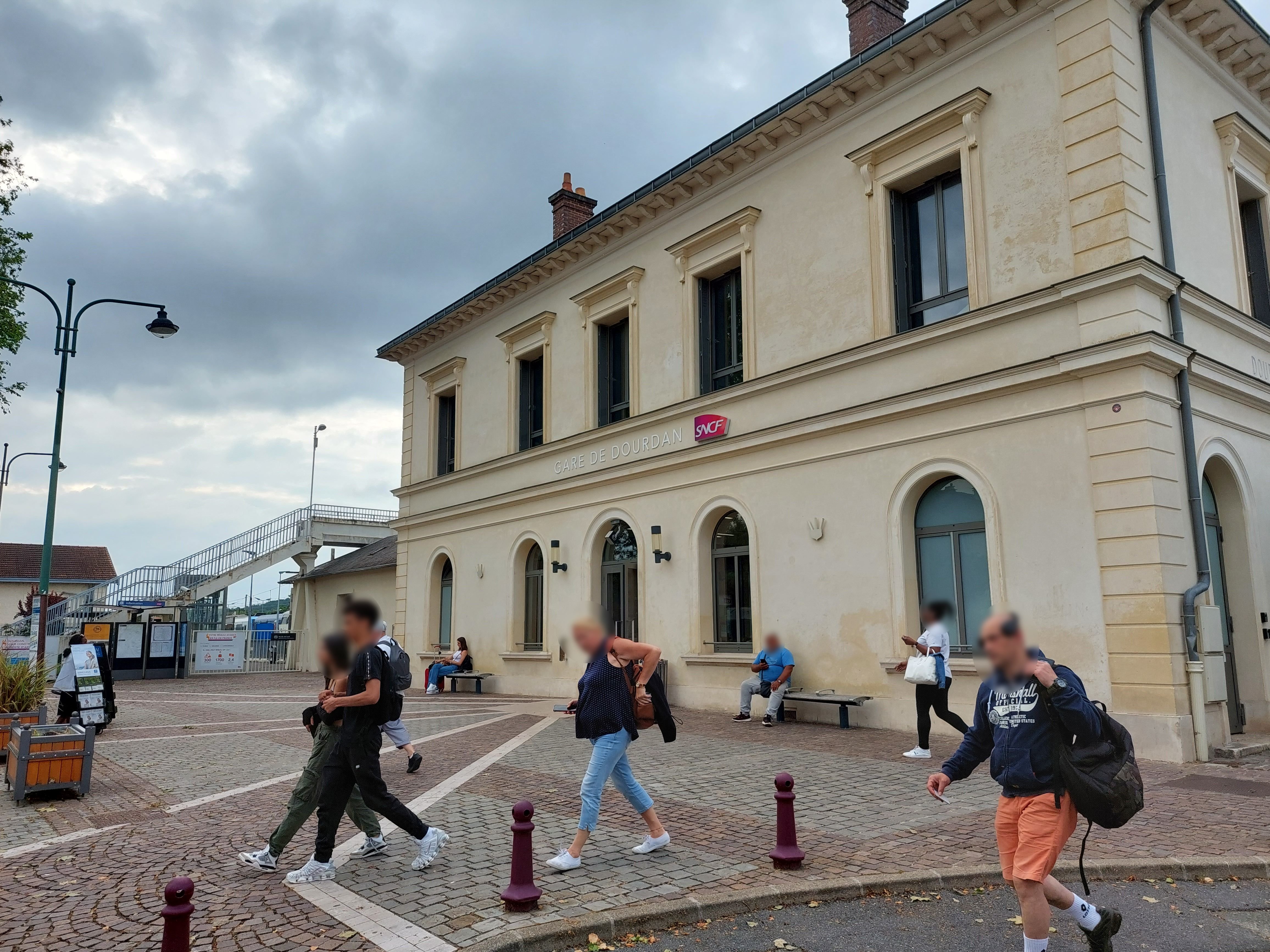 Dourdan (Essonne), le 19 juin. En raisons des violents orages de dimanche, plusieurs centaines de voyageurs sont restés bloqués à la gare. LP/Florian Garcia