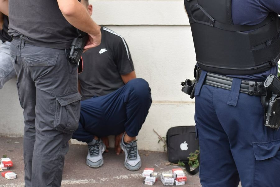 Melun 25 août 2022

Dans le cadre d'une opération organisée avec le Préfet de Seine-et-Marne, huit vendeurs de cigarettes de contrebande ont été interpellés jeudi après-midi à la gare de Melun. Les policiers en ont interpellé individuellement trois autres.