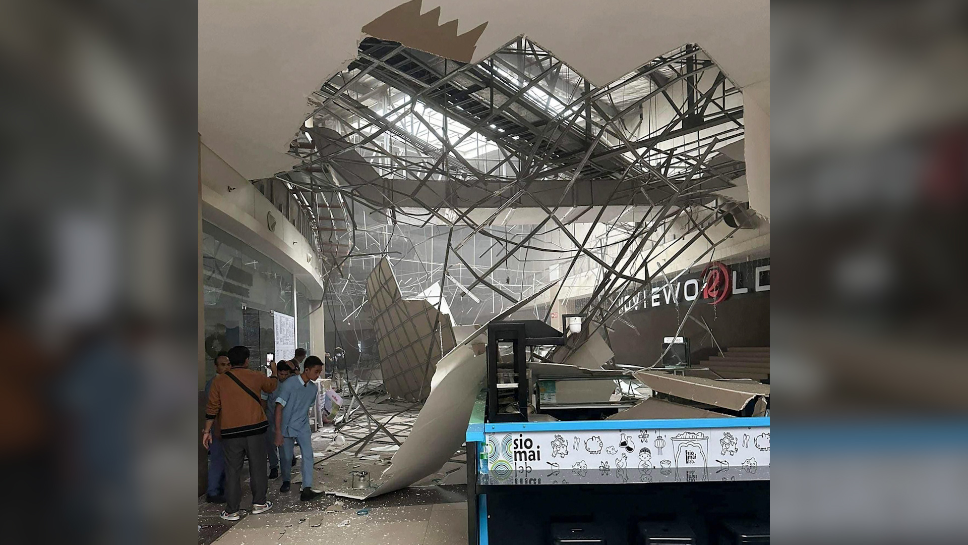 General Santos (Philippines), 17 novembre 2023. Un plafond effondré dans une galerie commerciale à General Santos, située à moins de 100 km de l'épicentre