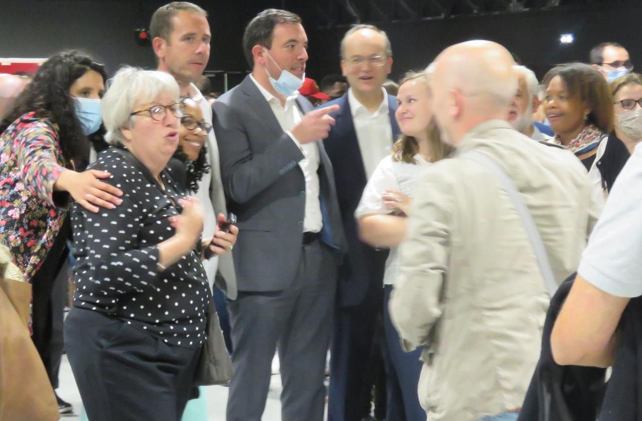 <b></b> Athis-Mons, dimanche 28 juin 2020. Jean-Jacques Grousseau (au centre) fêtant sa victoire entouré de quelques-uns de ses soutiens.