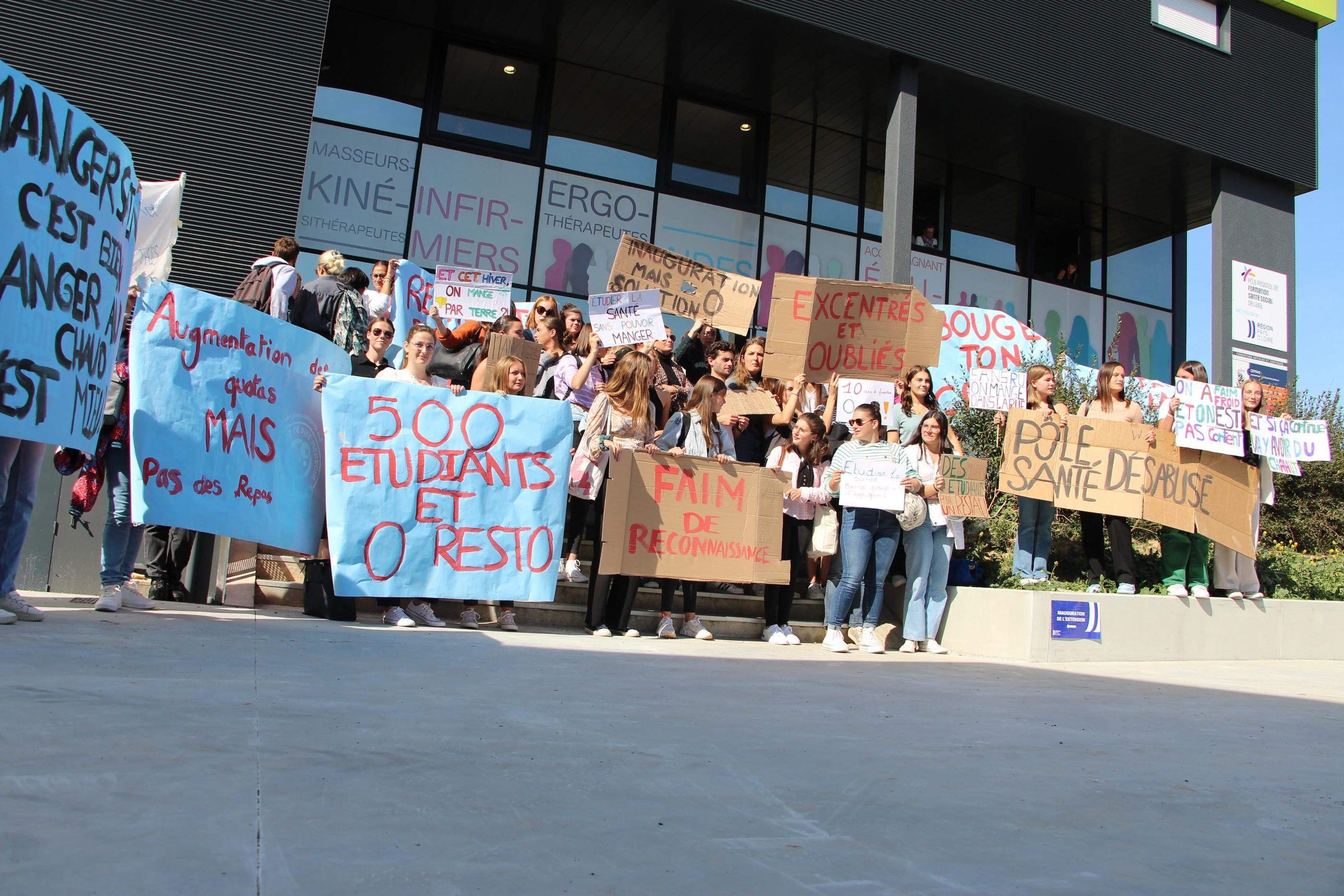 Le 22 septembre 2022, des étudiants manifestaient pour réclamer un resto U sur le site du pôle santé-social de Laval (Mayenne). PhotoPQR/Ouest France/Alix Demaison