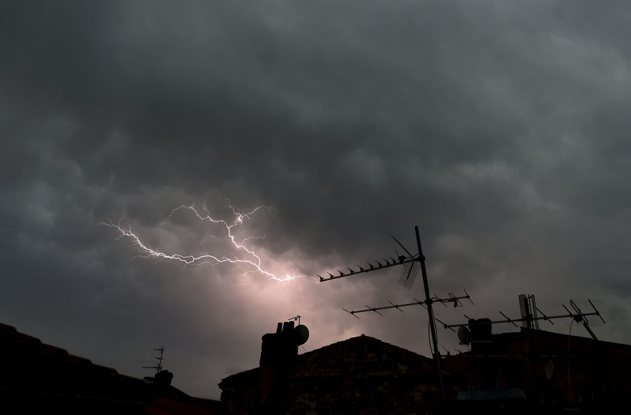 La « reprise du risque pluvio-orageux » interviendra cet après-midi par le Sud-Ouest, indique Météo France. AFP/Nicolas Tucat
