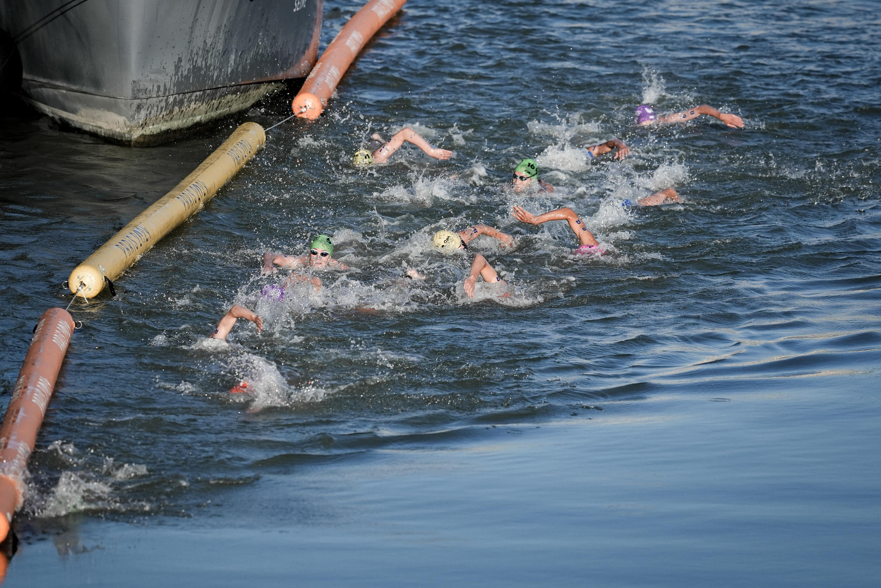 Après les nageurs valides (ici lors du triathlon olympique, à Paris, le 5 août), les para-triathlètes devraient à leur tour plonger dans la Seine le 1er septembre. Icon Sport