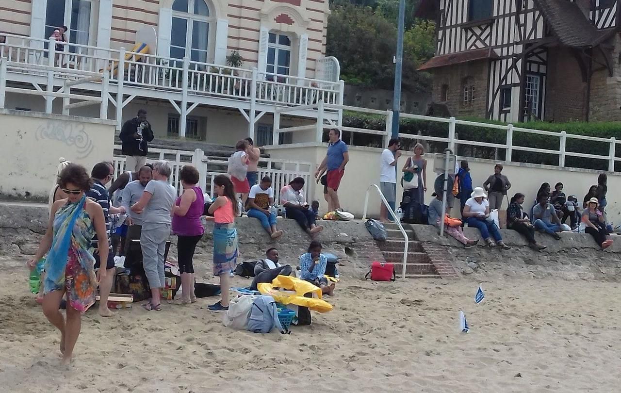 <b></b> Villers-sur-Mer (Normandie), ce mardi. Le Secours catholique du Mantois et l’antenne de Limay-Vexin ont permis à une centaine de personnes de partir une journée à la plage.