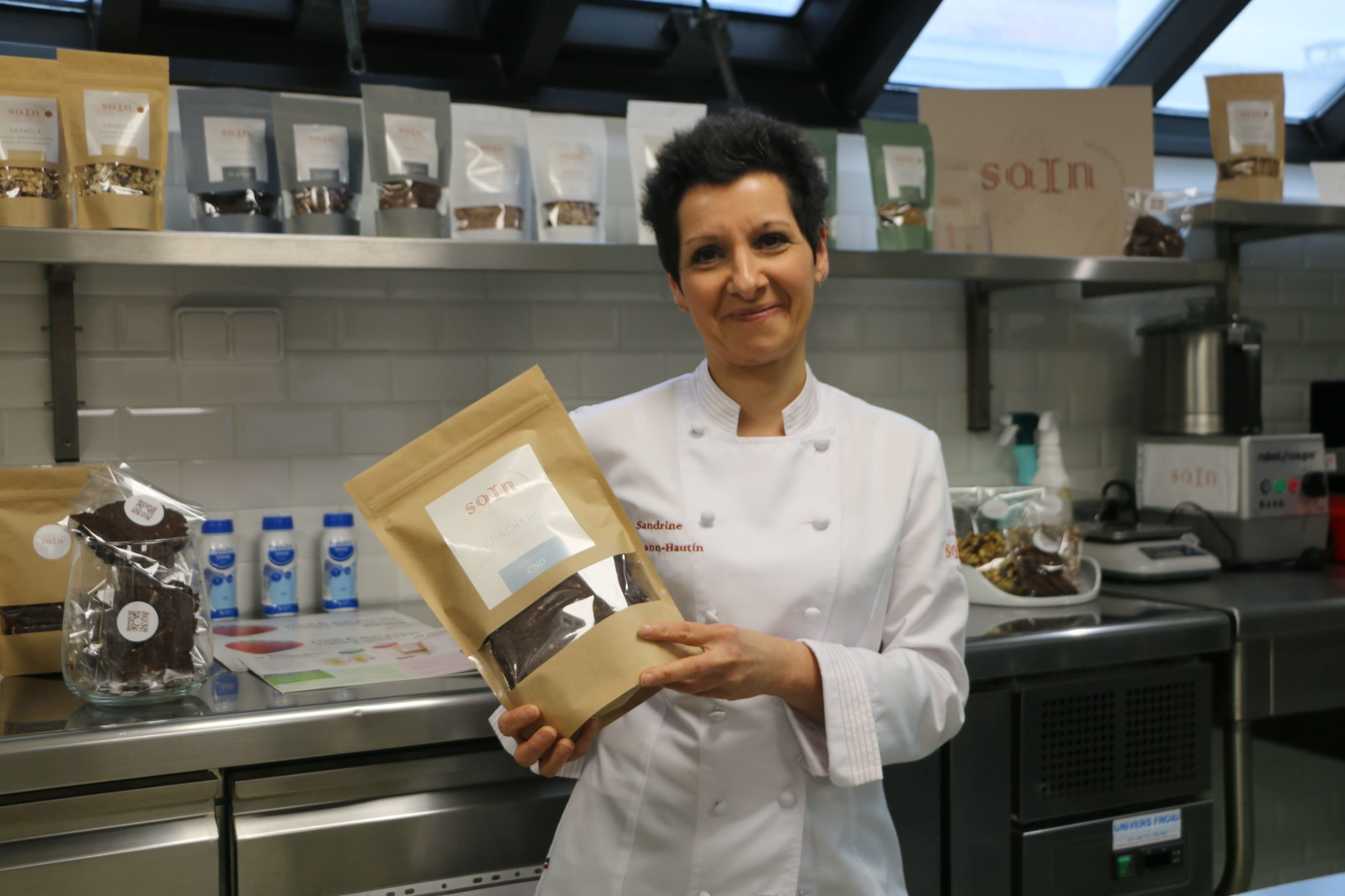 La cheffe-pâtissière, Sandrine Baumann-Hautin, vient de publier un livre de recettes, pour les personnes atteintes de maladies chroniques ou dénutries. LP/Juliette Duclos