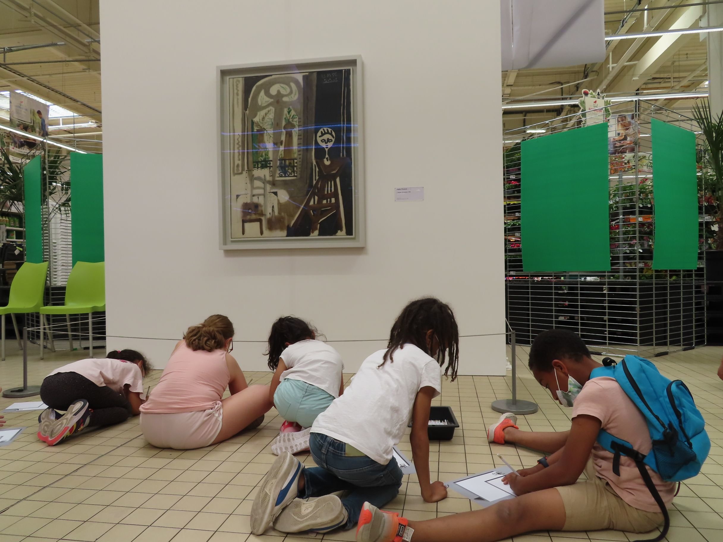 Vigneux-sur-Seine, le 9 juin 2021. Le Centre Pompidou a exposé au milieu du magasin Auchan du centre commercial du Valdoly dans le cadre de l'opération "Un jour une oeuvre".