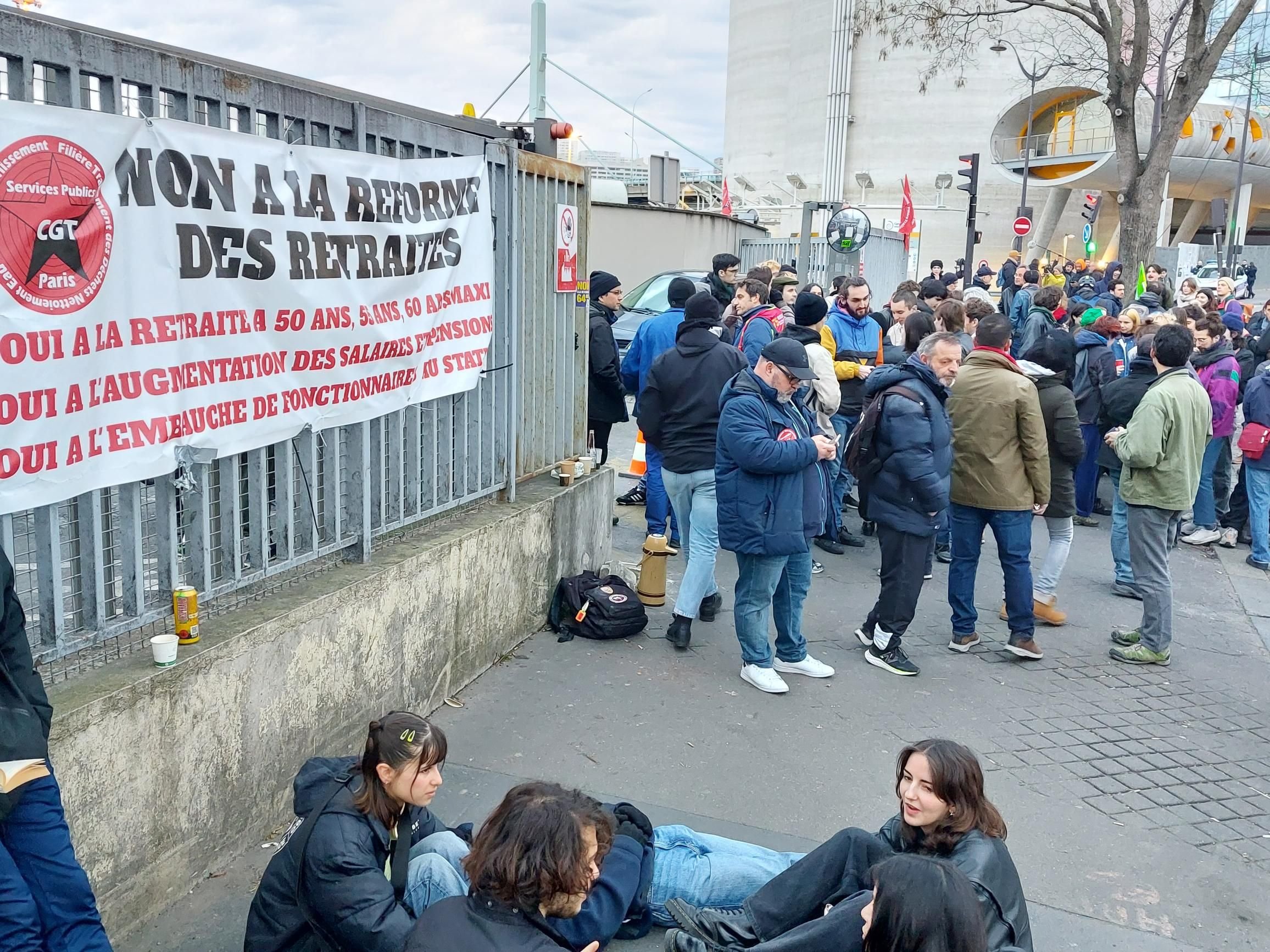 Ivry-sur-Seine (Val-de-Marne), vendredi 17 mars. Pour ces agents grévistes de la ville de Paris, qui filtrent l'accès à l'incinérateur, les réquisitions sont difficilement applicables. LP/G.M.