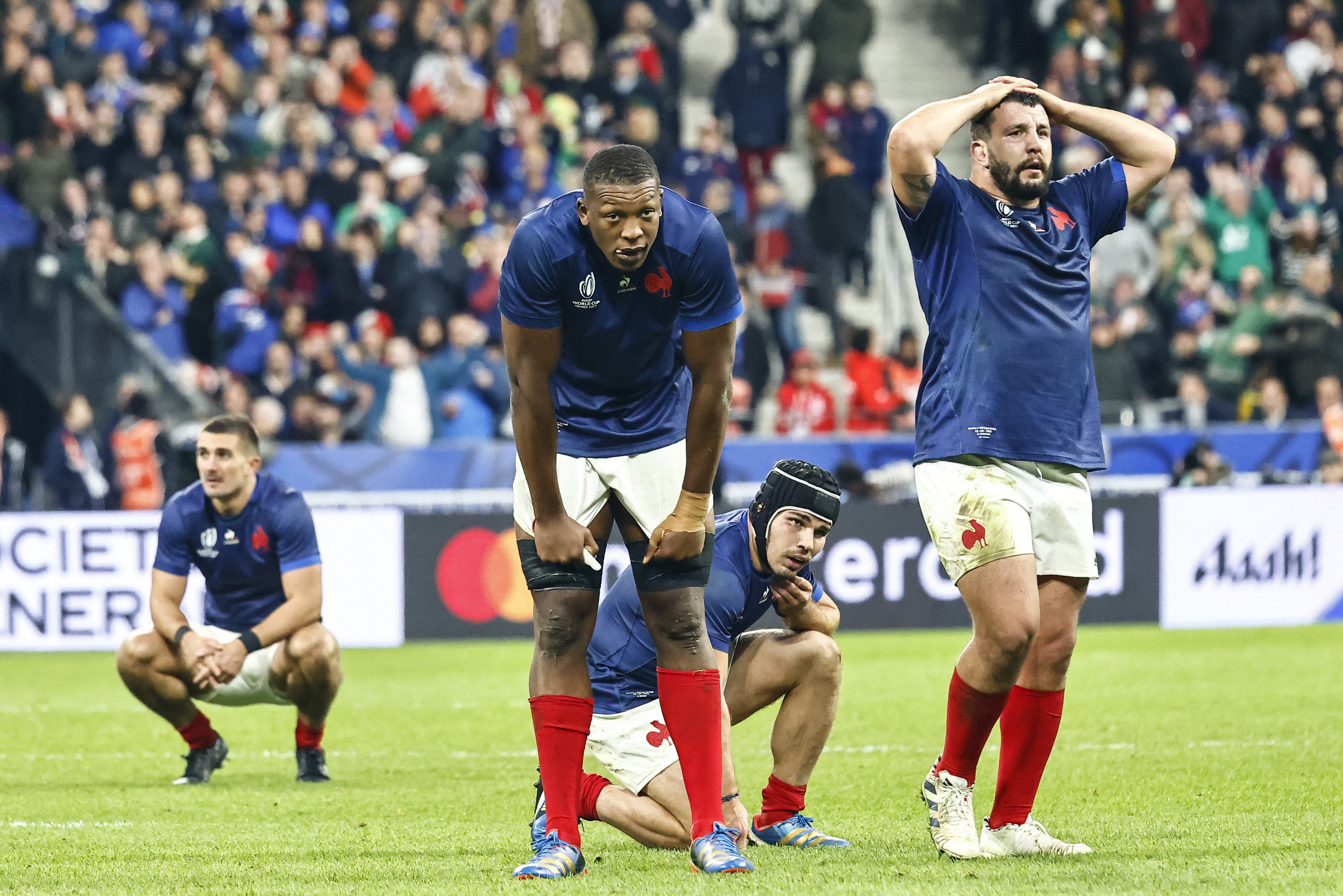 Les joueurs du XV de France, ici juste après l'élimination d'un point contre l'Afrique du Sud (28-29), tentent de tourner la page. Et ce n'est pas simple... LP/Olivier Corsan