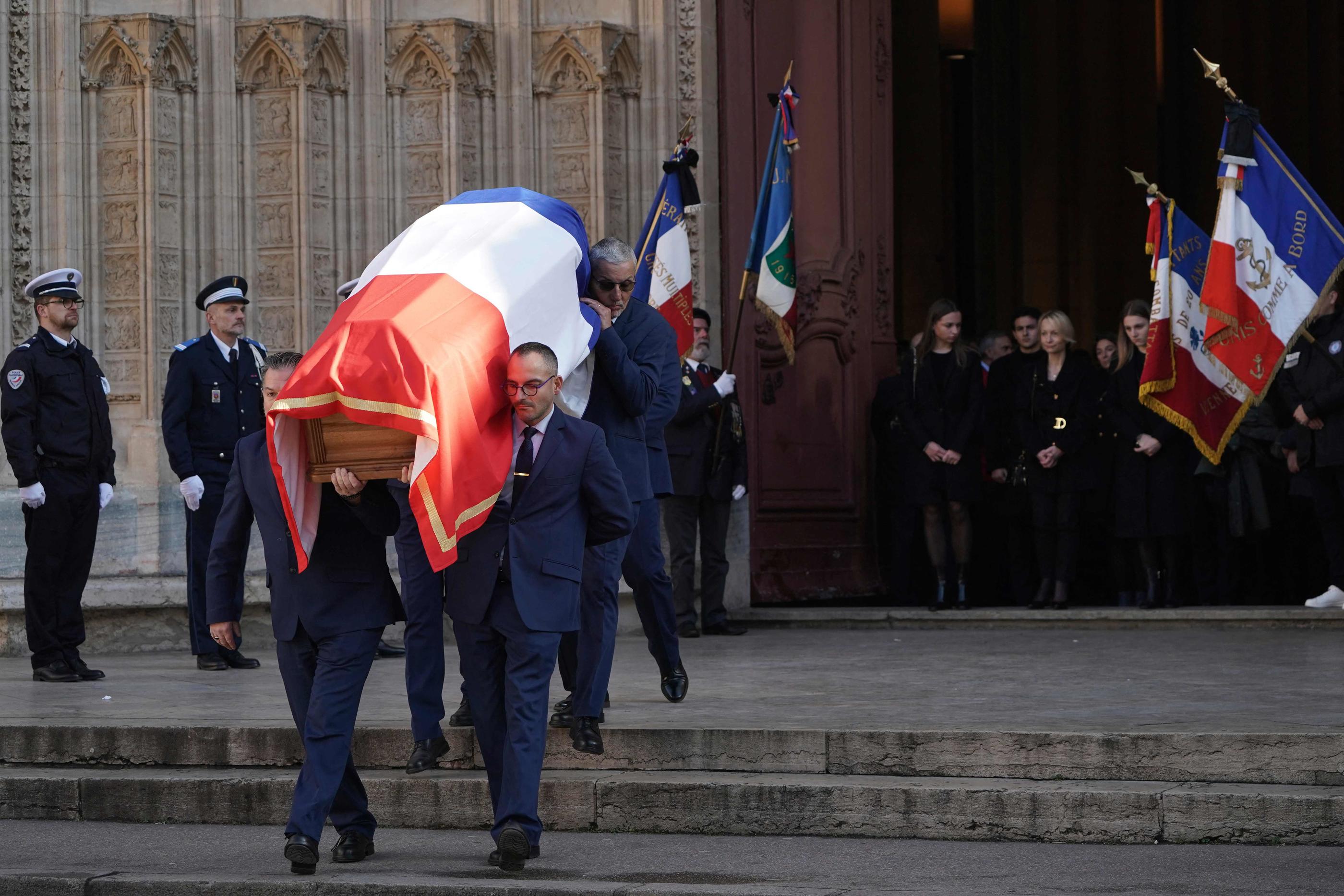 Le cercueil de Gérard Collomb quitte la cathédrale Saint-Jean de Lyon, ce mercredi midi. Laurent Cipriani/Pool via REUTERS