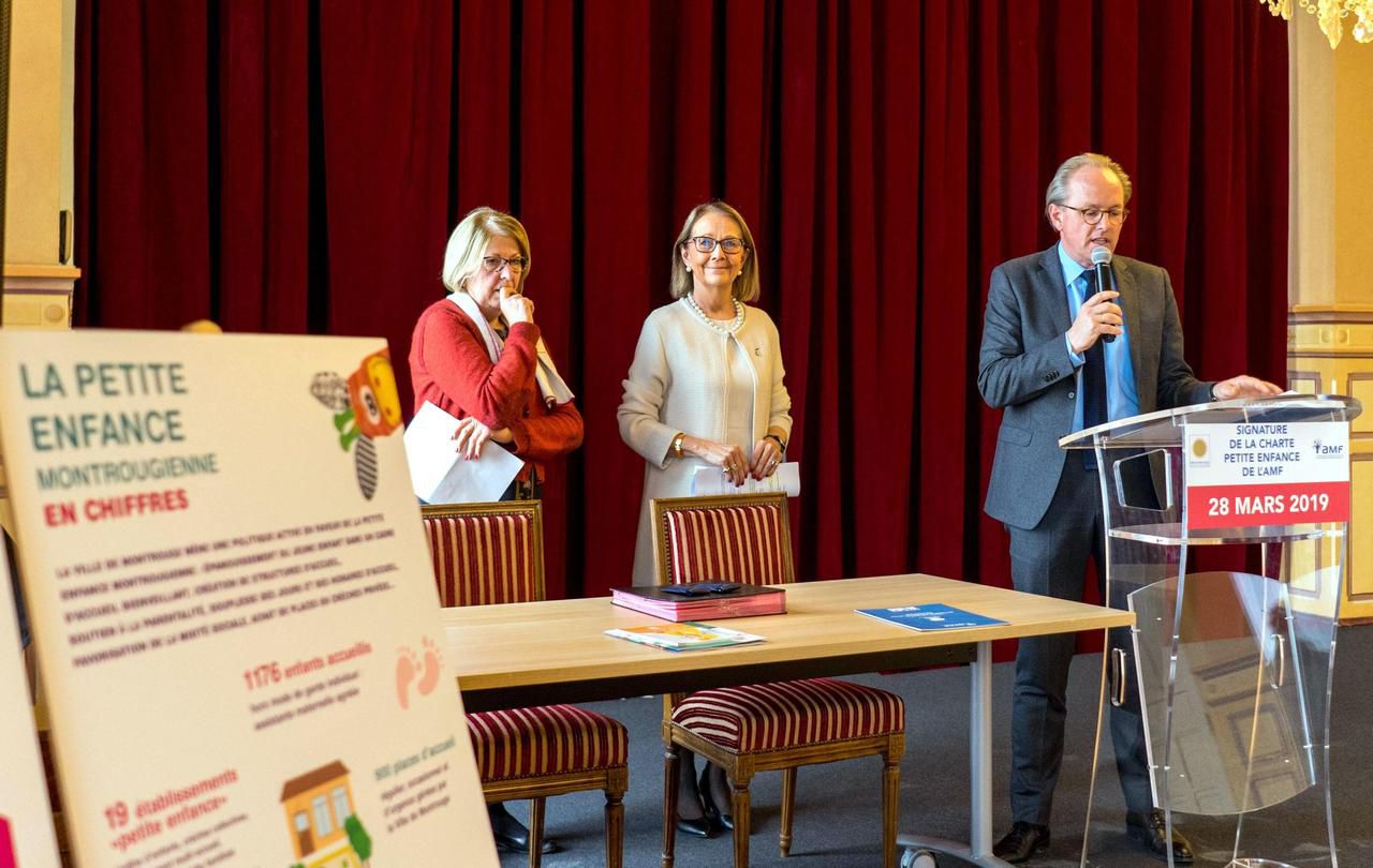 <b></b> Montrouge, 28 mars 2019. Le maire (UDI) Étienne Lengereau et Claude Favra (au centre), adjointe déléguée à la petite enfance, ont signé la charte d’appropriation des propositions du vade-mecum de l’AMF.